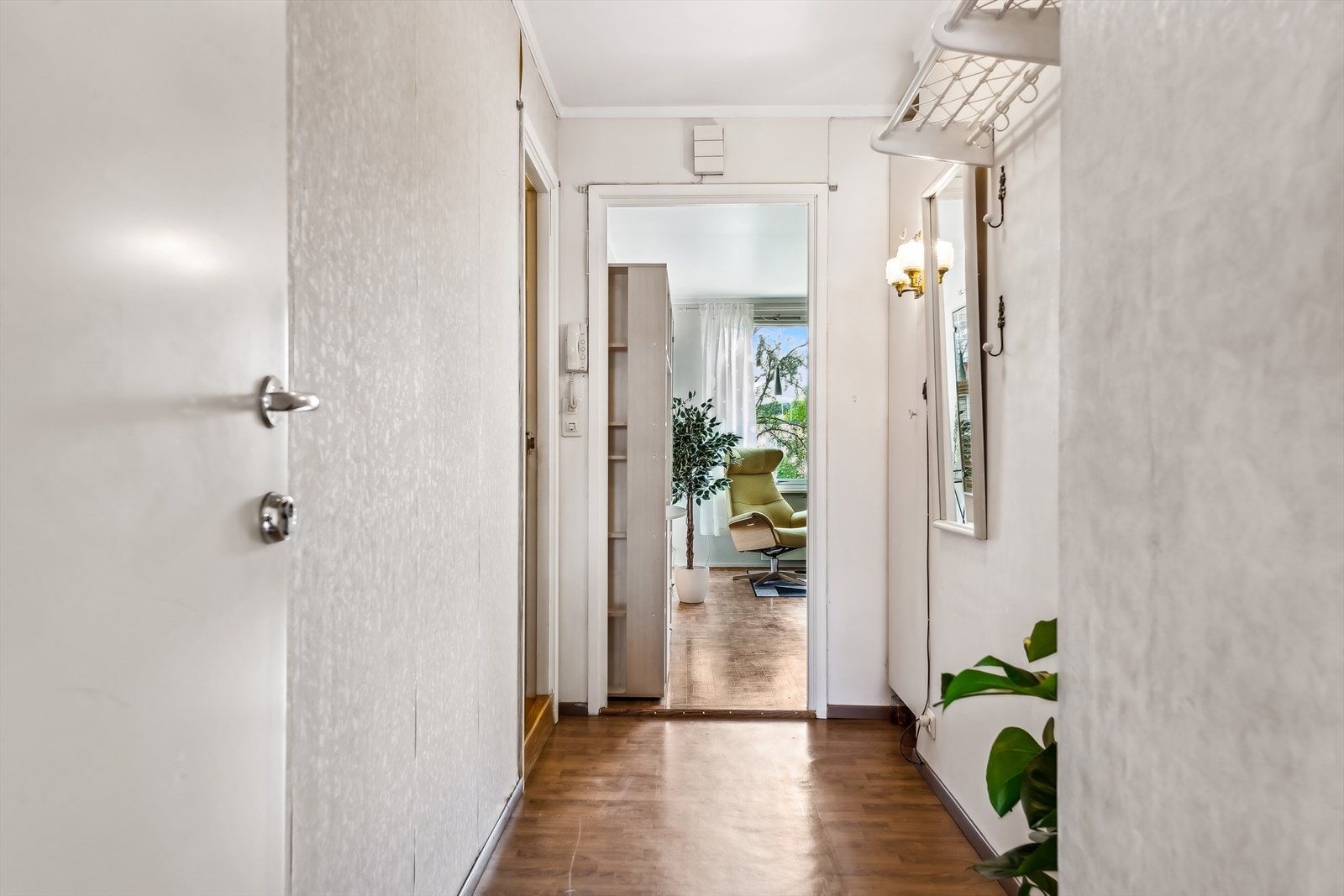 Lys entré hvor det er plass til å henge fra seg yttertøy og sette fra seg sko. Galleribilde