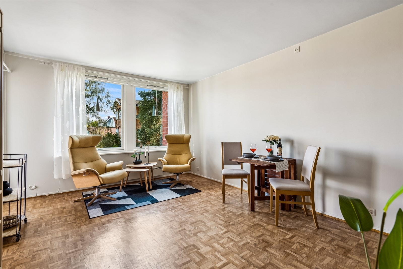 Stuen har store vinduer som slipper inn rikelig med naturlig lys, Galleribilde