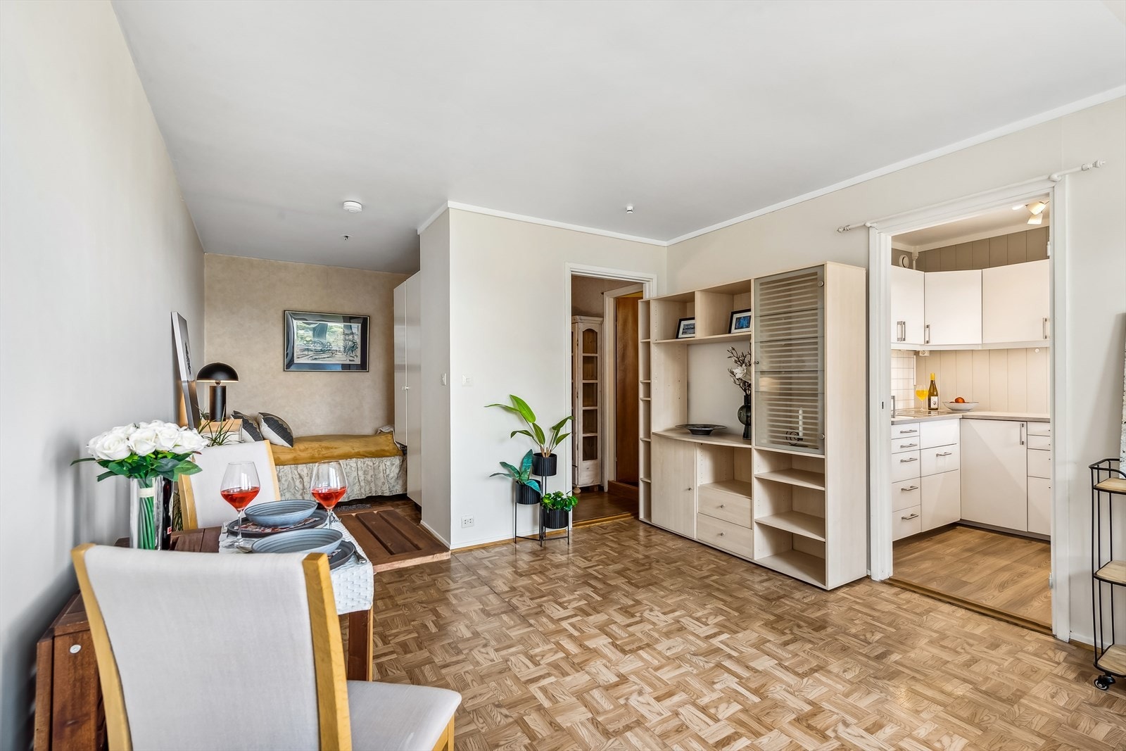 Innerst i stuen er det en praktisk sovealkove. Galleribilde