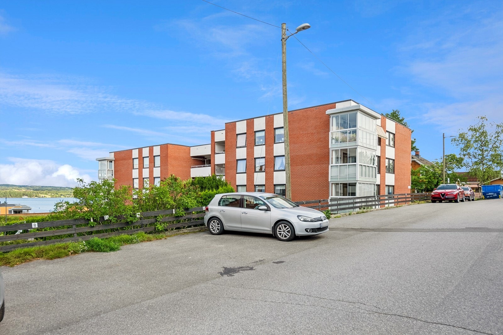 Parkeringsplass kan leies mot betaling. Galleribilde