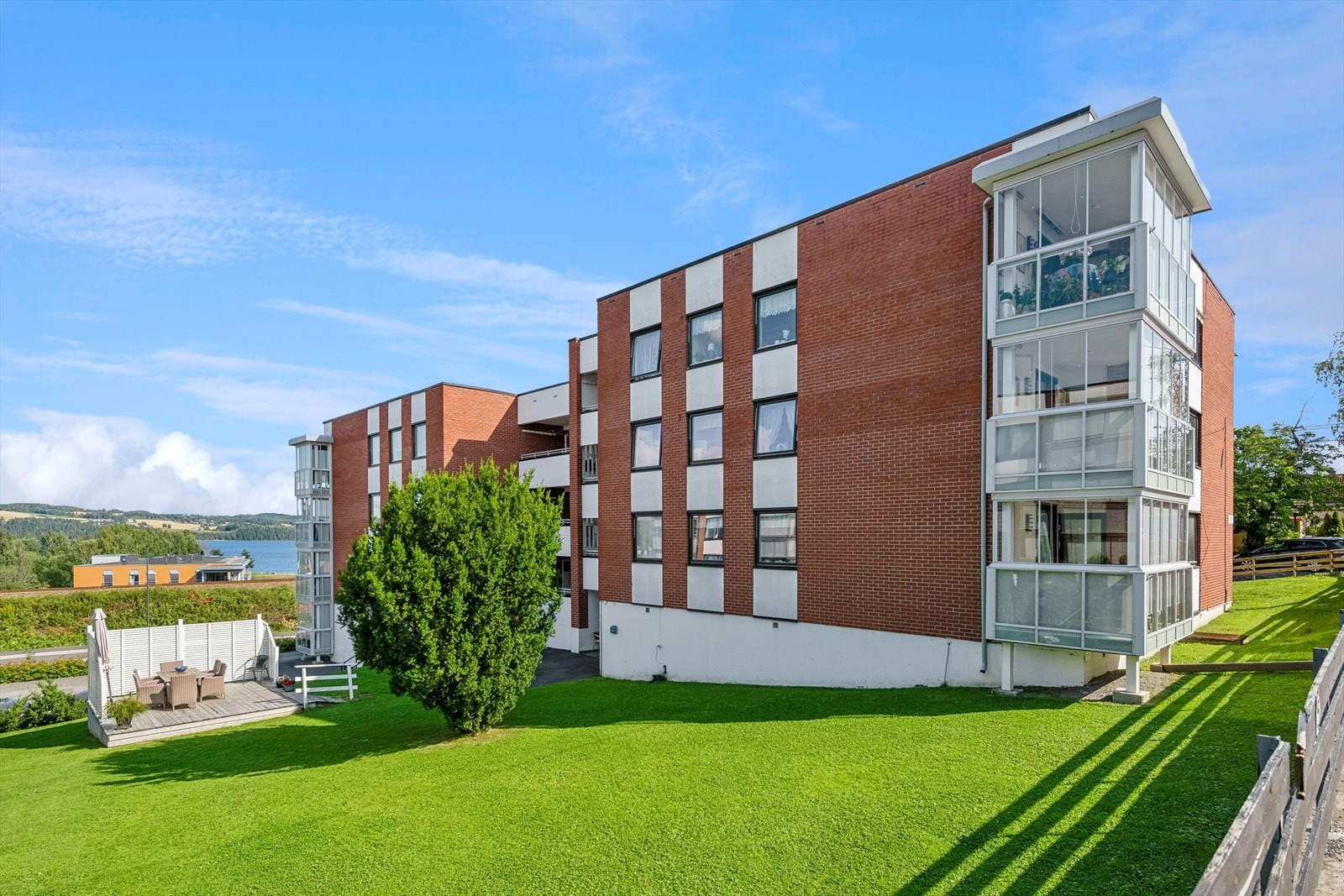 Det er kort vei til NTNU, Mjøsa, offentlig kommunikasjon, noen minutters gange til dagligvarebutikk og flotte nærliggende turmuligheter. Galleribilde