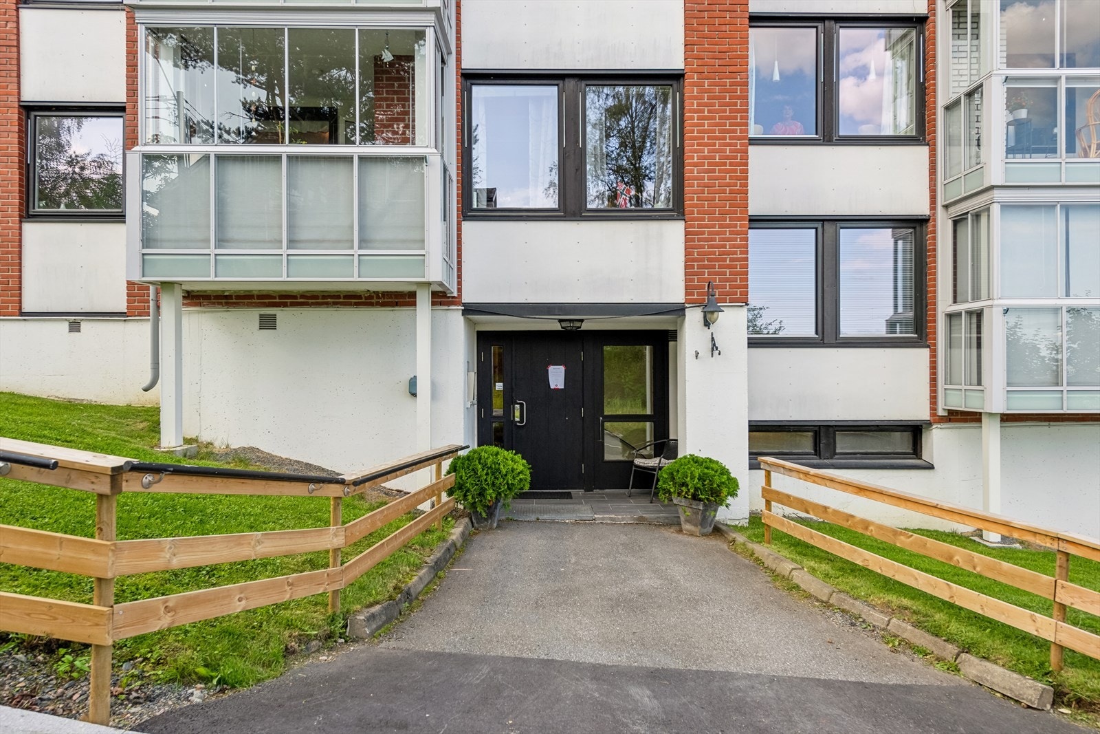 Inngangsparti på bakkeplan med adkomst til leilighet via heis/ trapper. Galleribilde