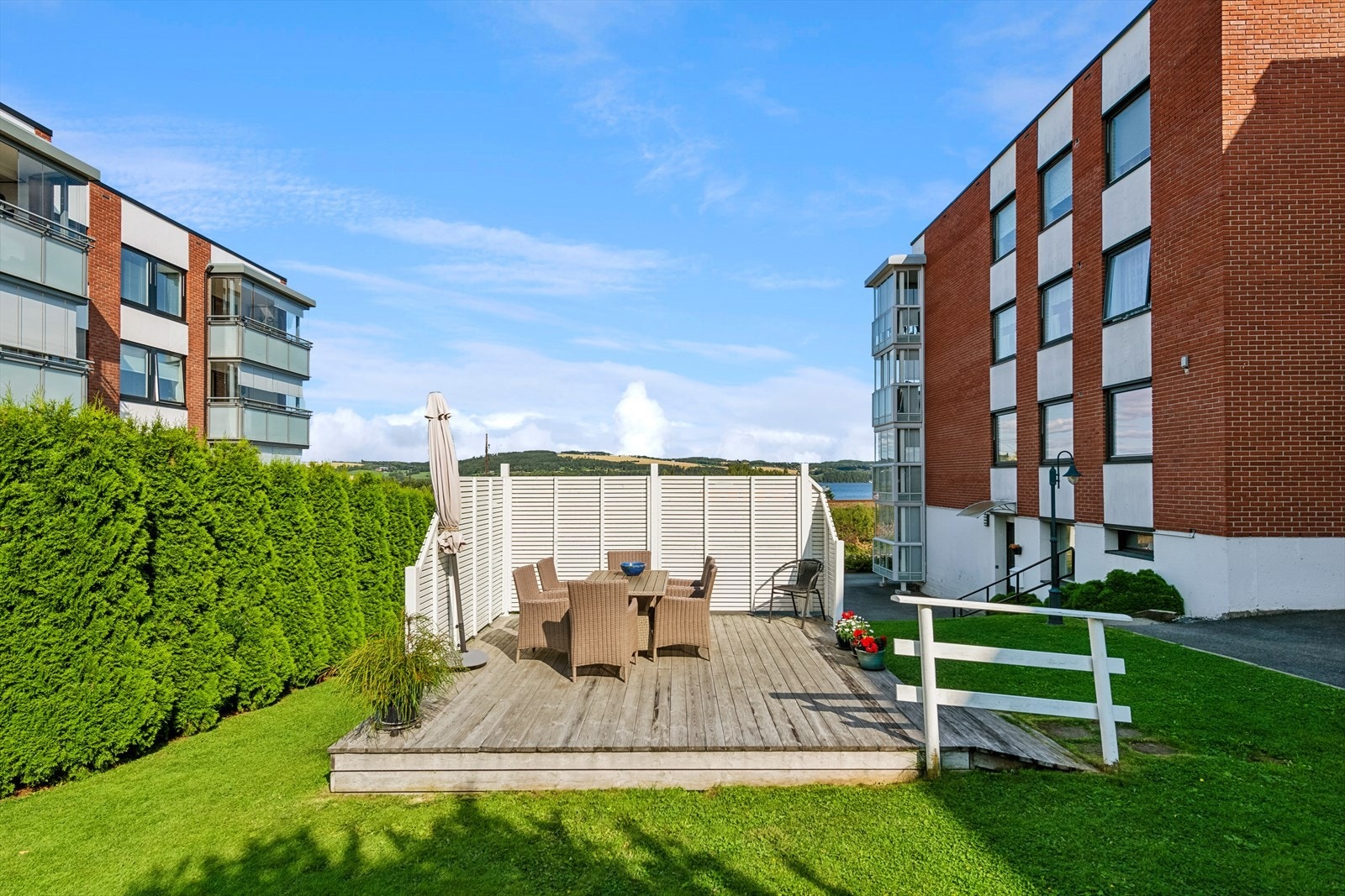 Pent opparbeidet fellesareal med sitteplasser og grøntareal. Galleribilde