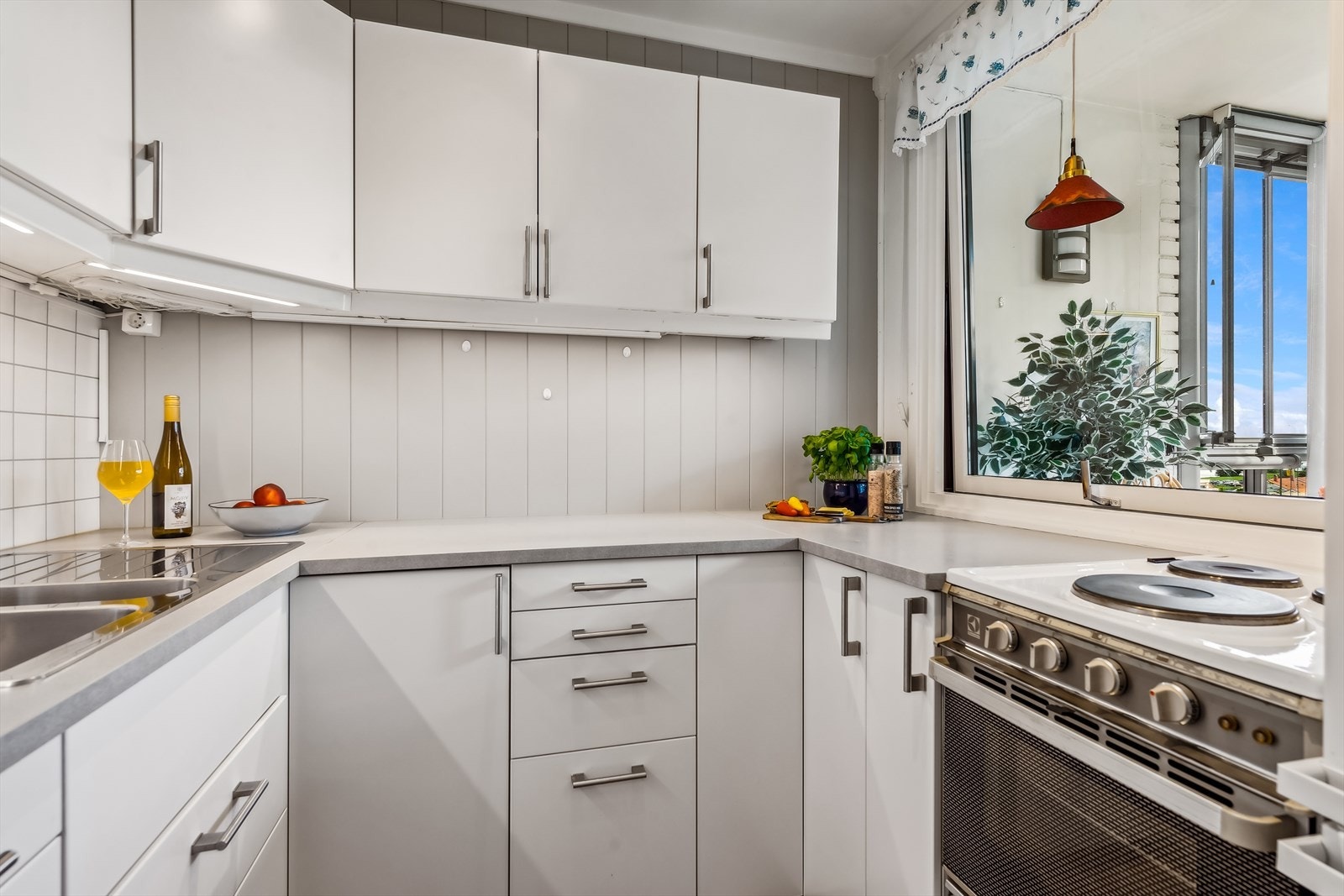 Det er godt med plass i både skap og skuffer. Galleribilde