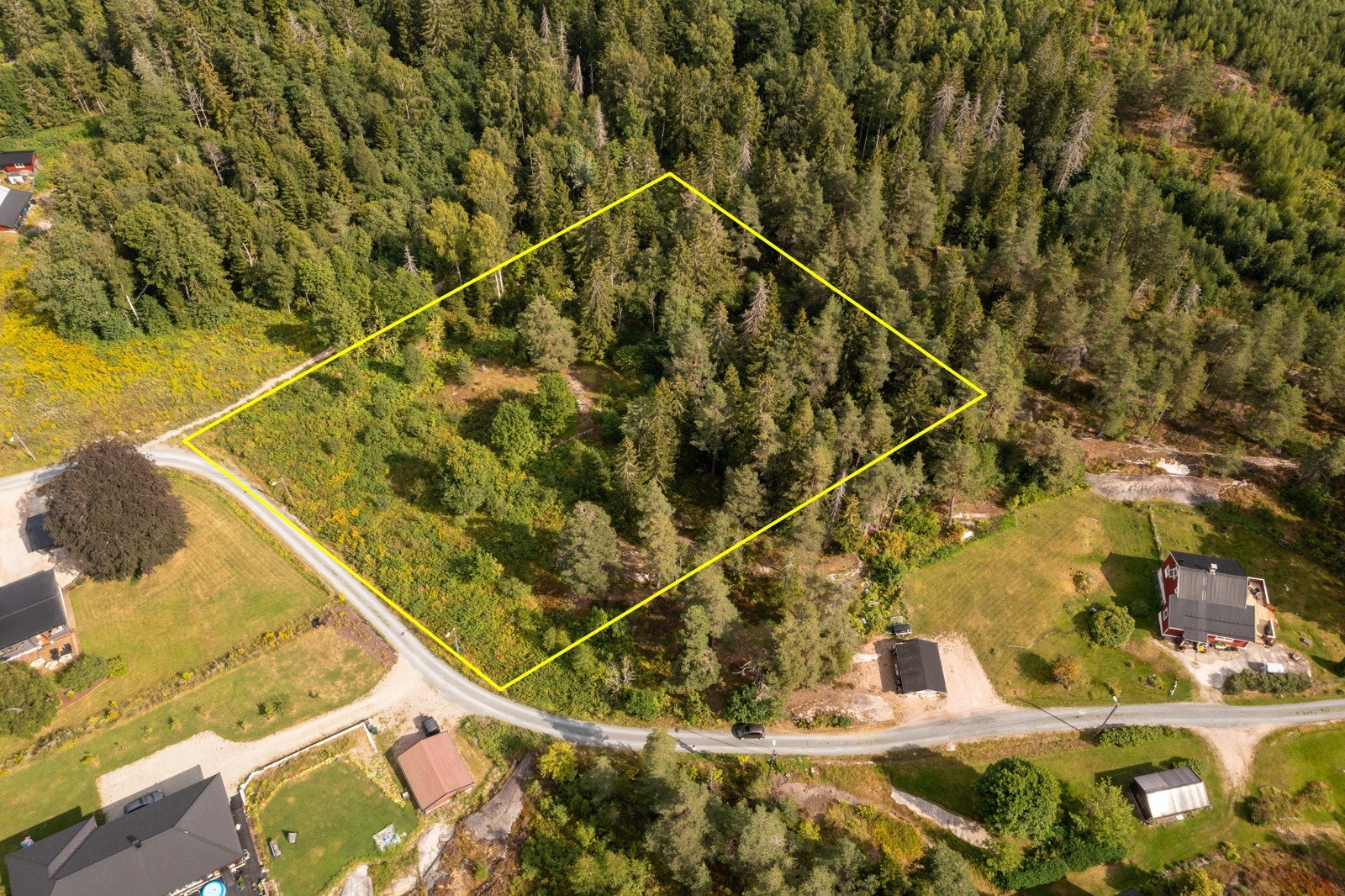 Hva gjelder infrastruktur, så er det vei frem til tomtegrensen. Galleribilde