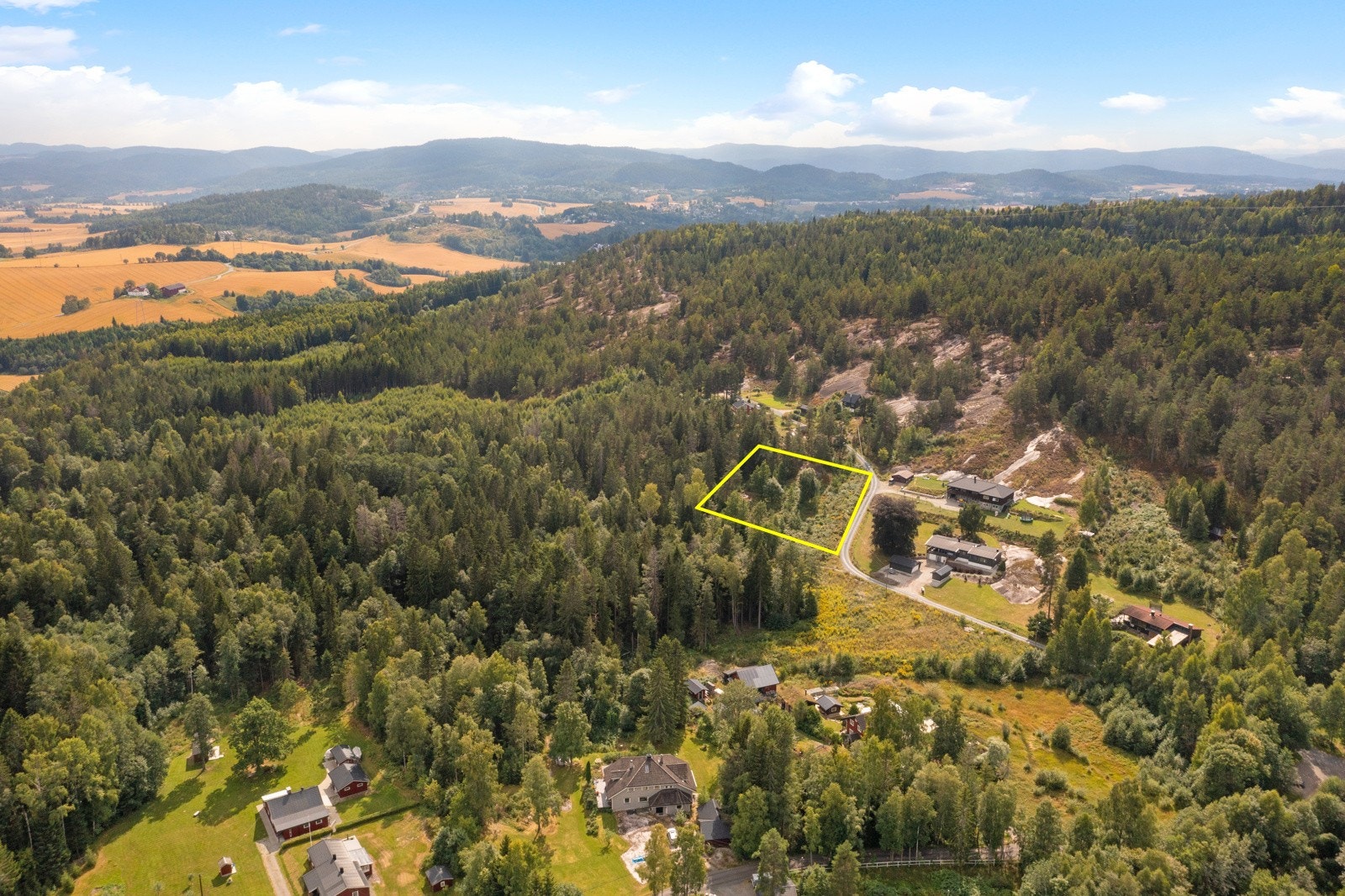 Tomten har fin beliggenhet, med flott utsikt og gode solforhold. Her har du en pent opparbeidet tomt med fin natur. Galleribilde