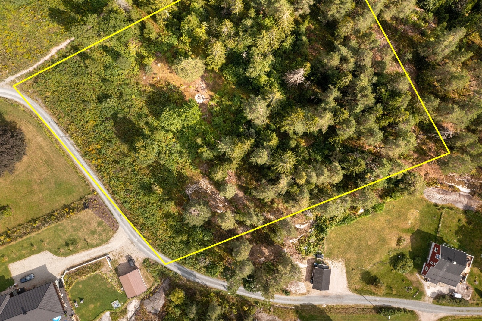 Tomten er i hovedsak regulert til bolig. Se eget avsnitt om dette i salgsoppgaven. Galleribilde