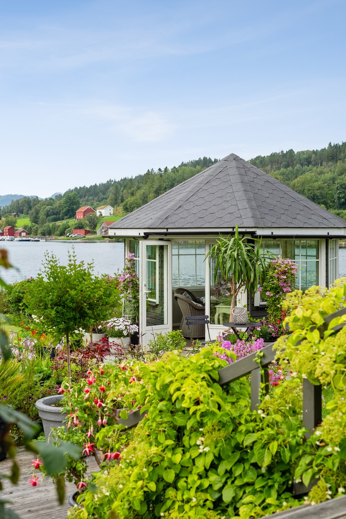 I lysthuset man nyte fjordutsikt og kveldssol Galleribilde