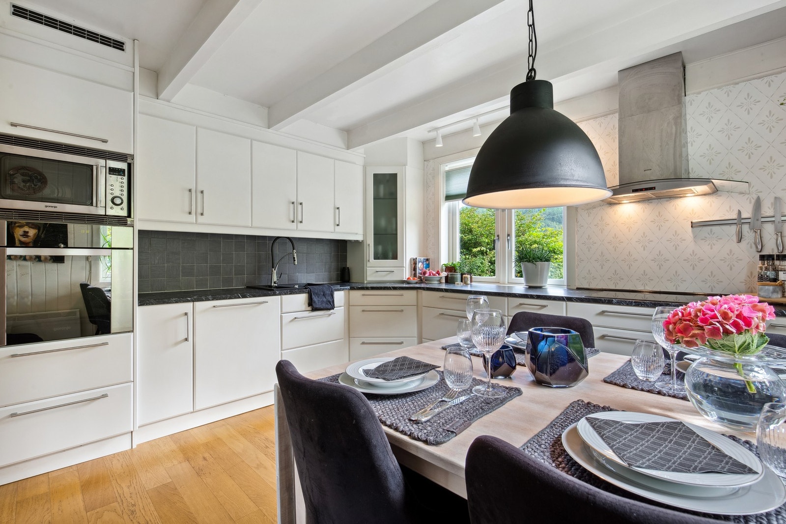 Moderne kjøkken med integrerte hvitevarer Galleribilde