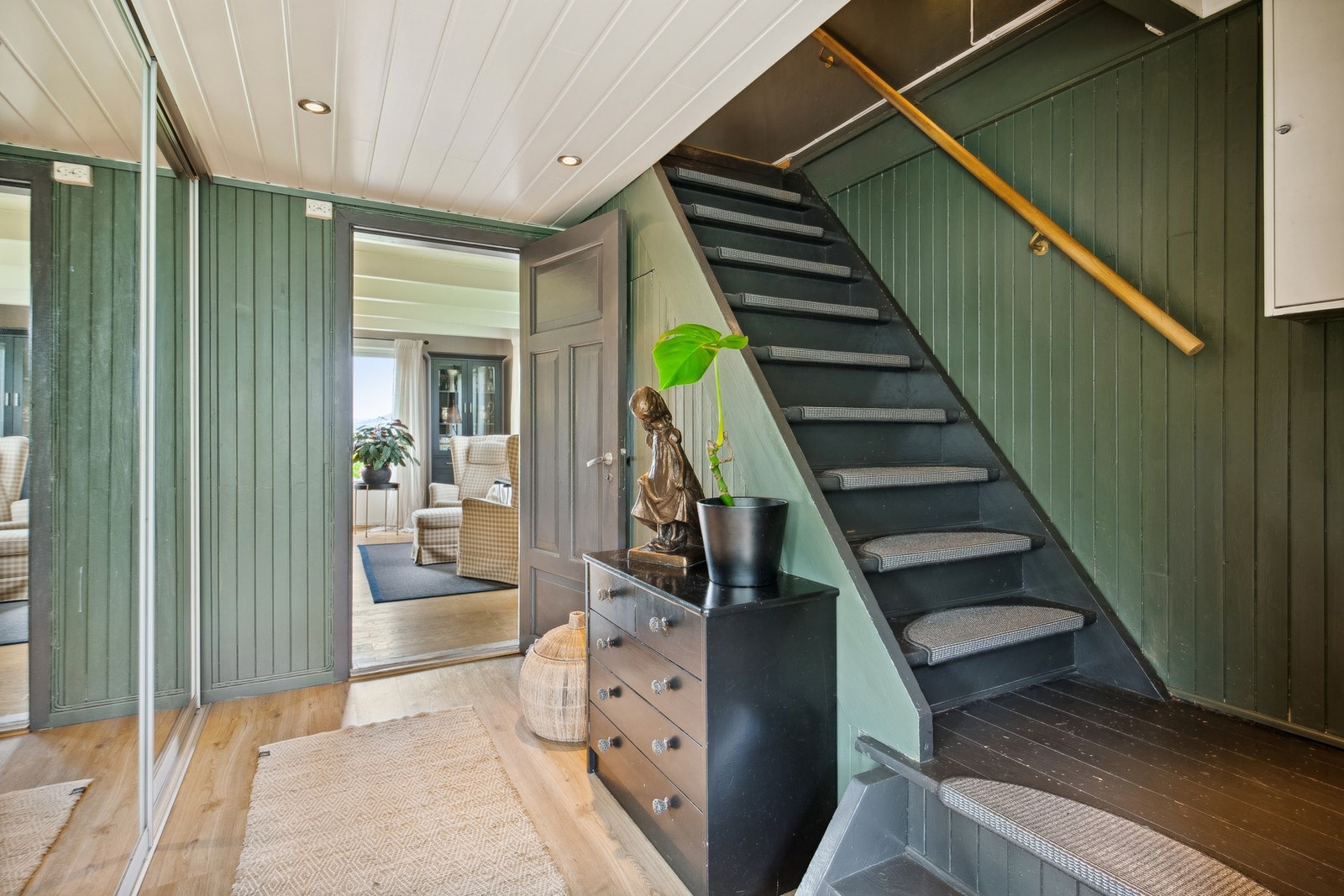 Gang med stor skyvedørsgarderobe Galleribilde