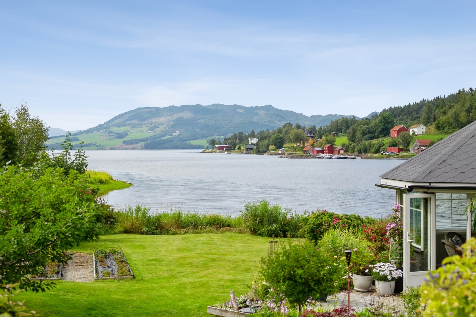 Utsikt mot lysthuset og sjøen Galleribilde