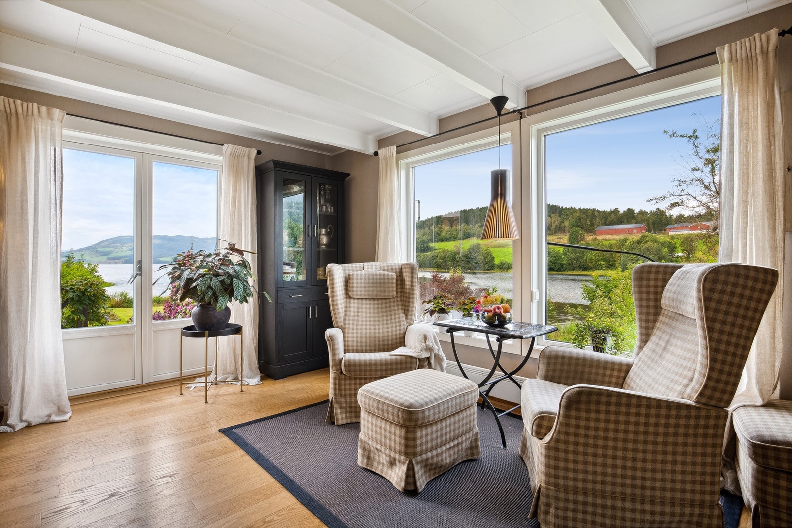 Stue med fin fjordutsikt! Galleribilde