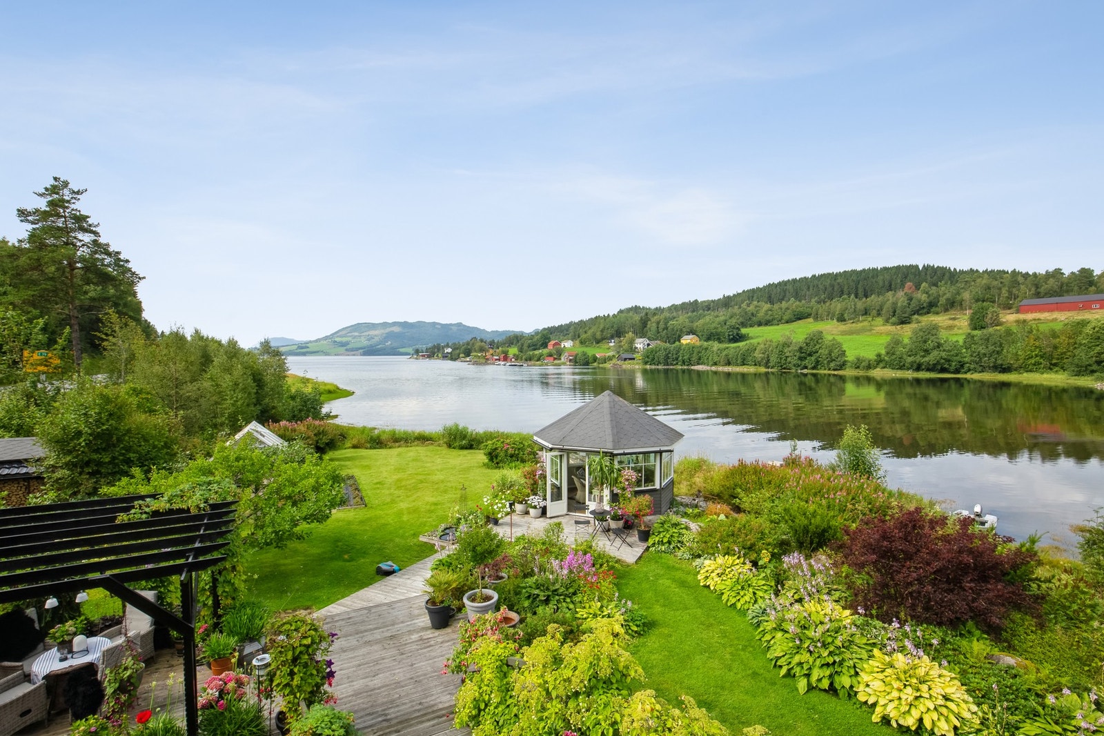 Nydelig beliggende boligeiendom med sjøutsikt over Skålvikfjorden Galleribilde