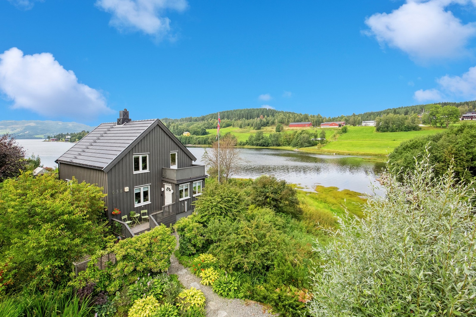 Eiendommen ligger innerst i Betnvågen og grenser til sjø. Hele 4 mål tomt Galleribilde
