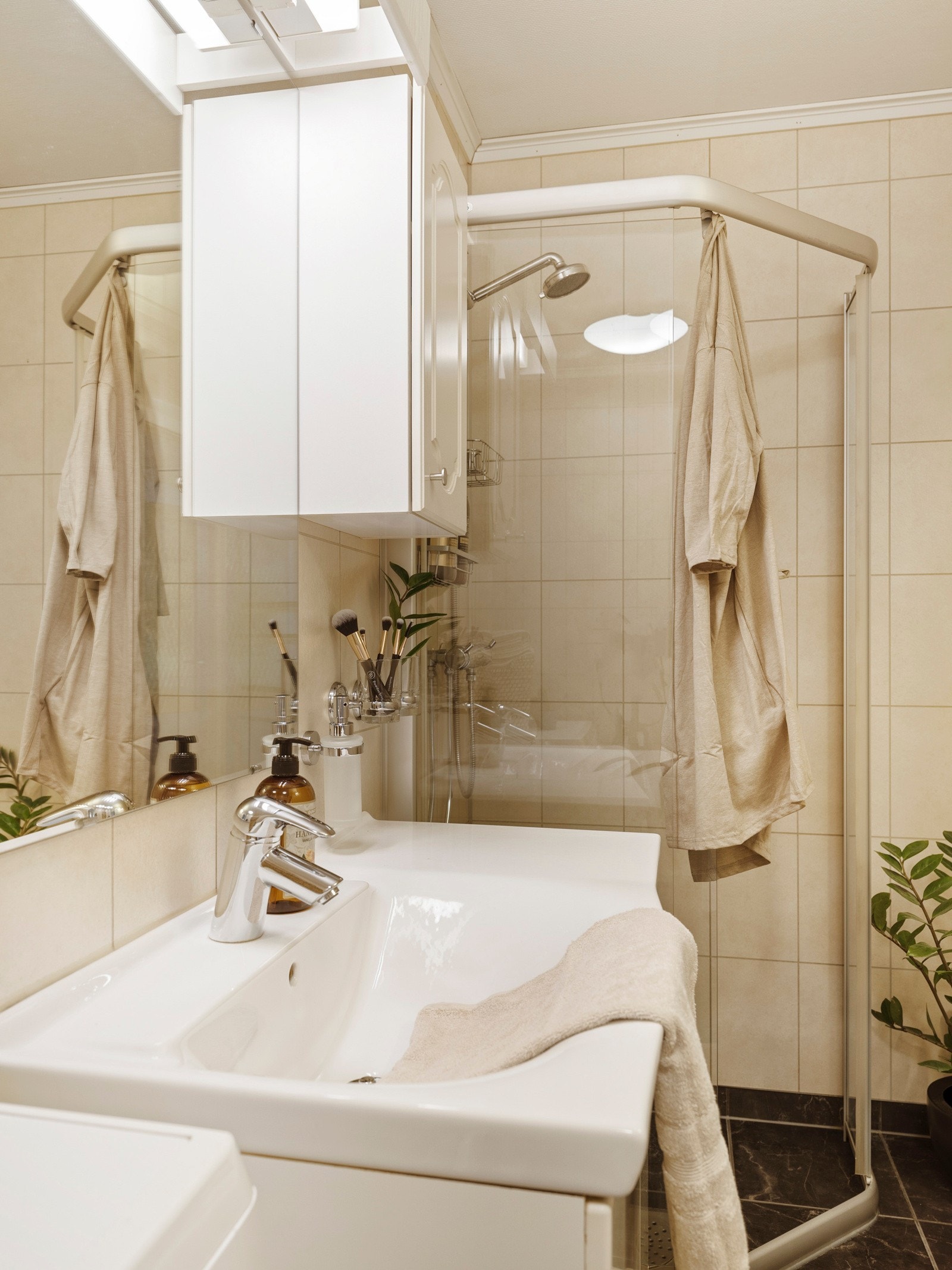 Badet har flislagt gulv med varmekabler og våtromsplater på veggene. Galleribilde