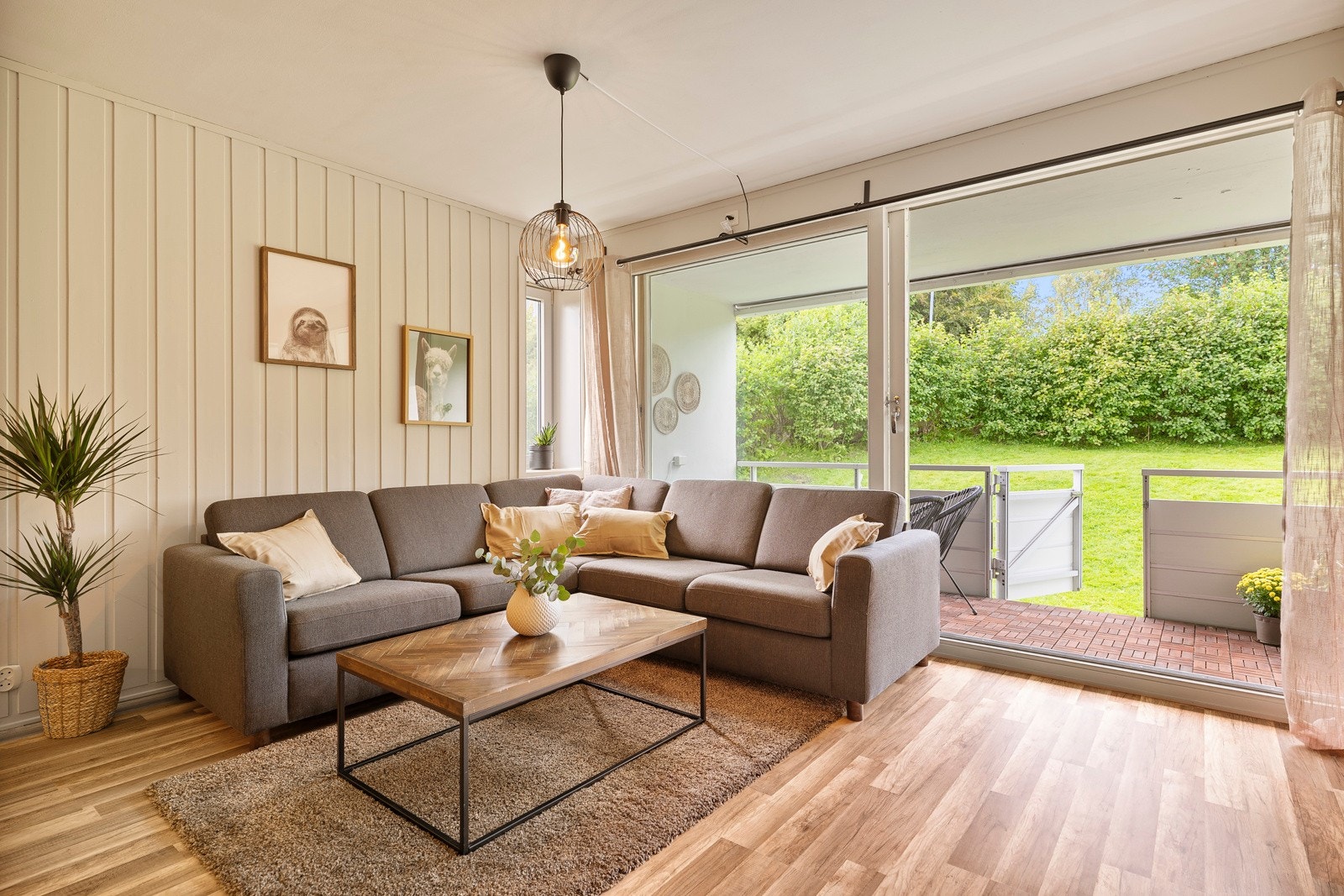 Fra stuen er det utgang til den romslige balkongen. Galleribilde