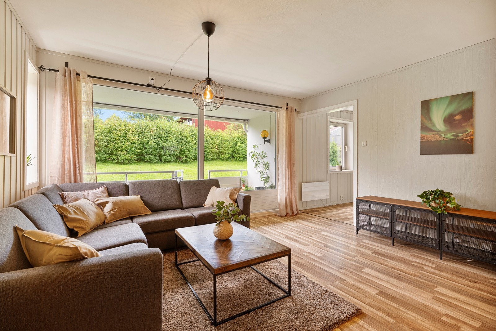 Stuen er av god størrelse og har plass til å møblere i ulike soner. Galleribilde