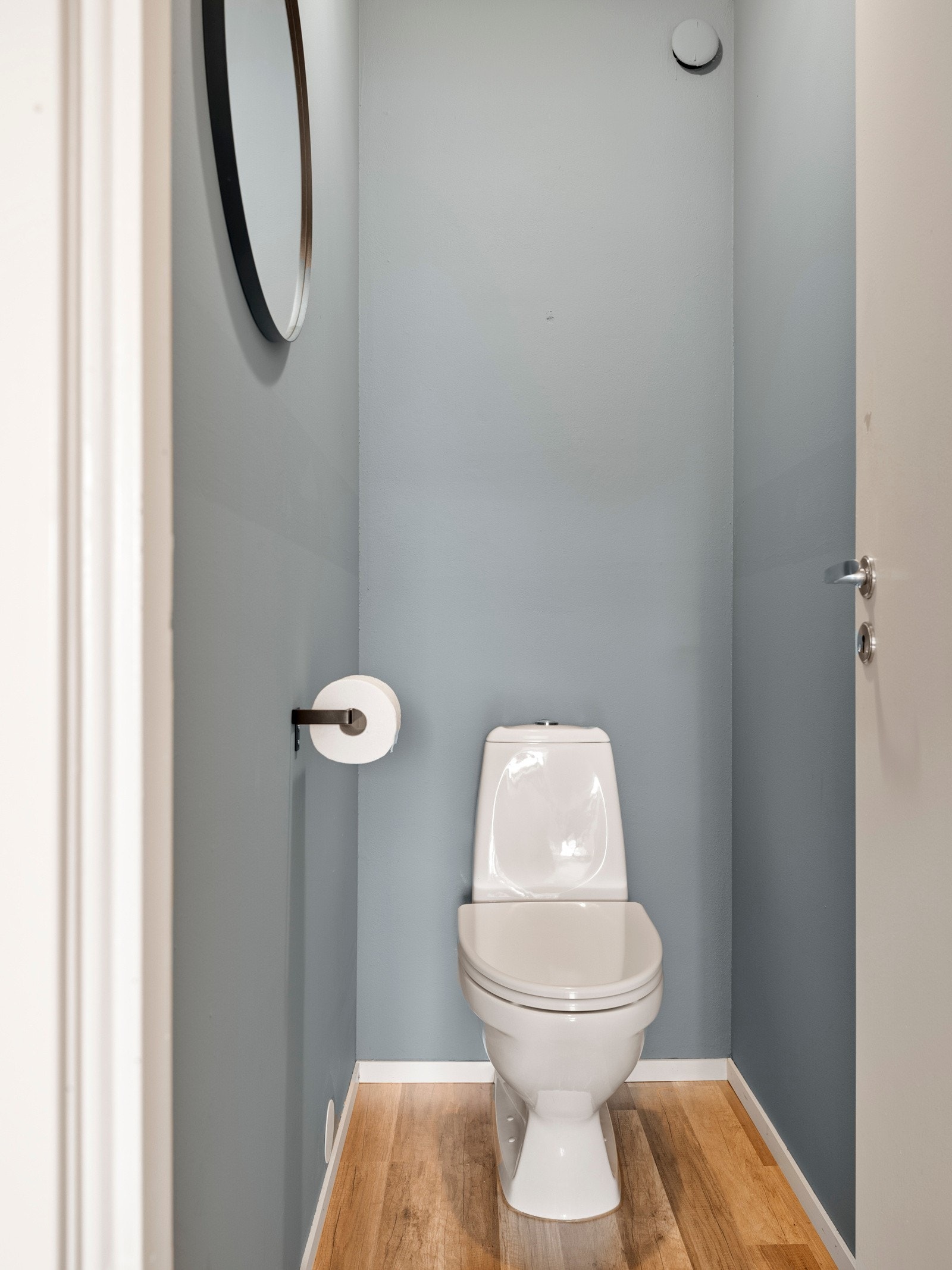 Vegg i vegg med badet har man et praktisk adskilt toalettrom. Galleribilde