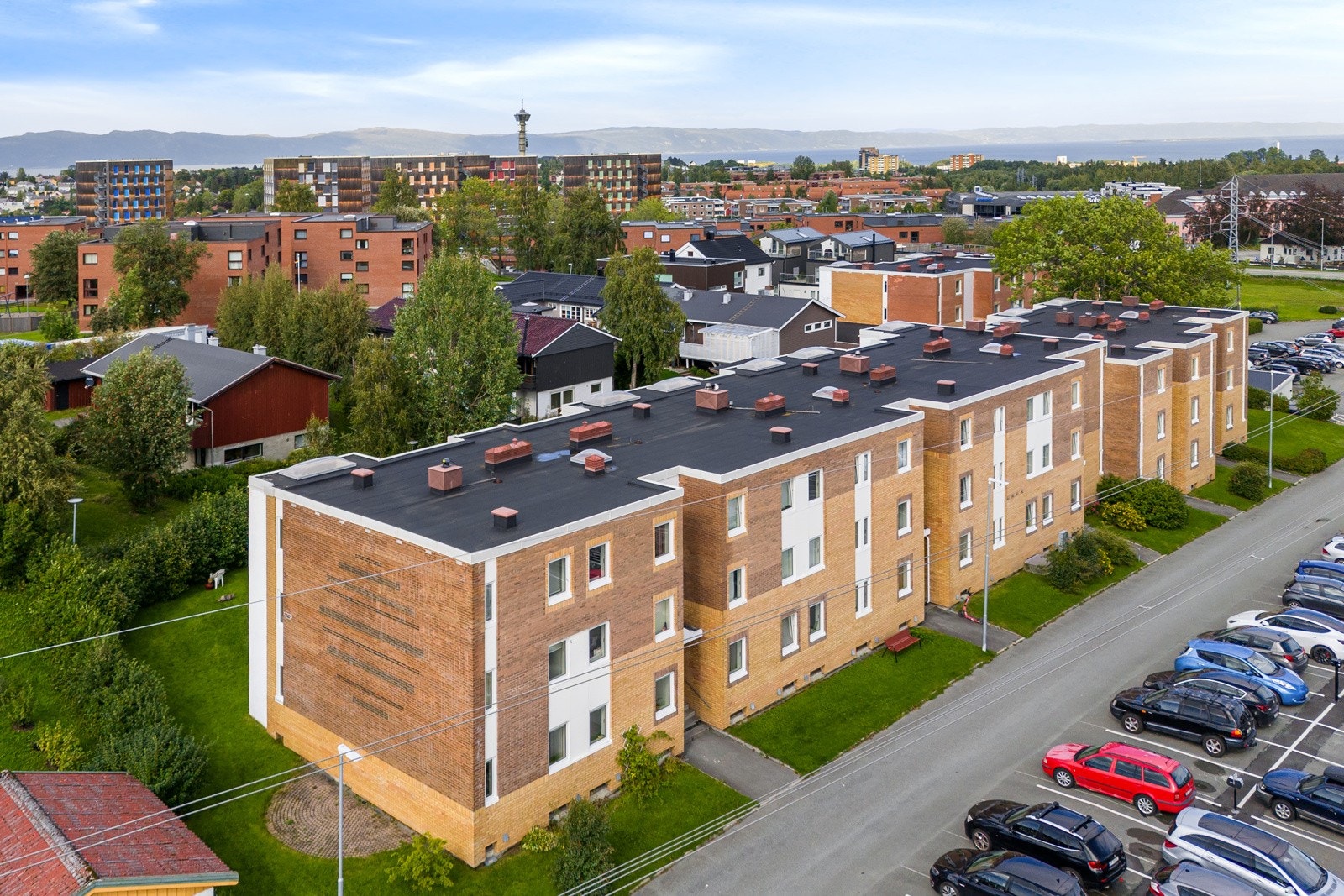 Leiligheten har en praktisk beliggenhet i byggets 1. etasje. Man har enkel adkomst til borettslaget fra omkjøringsveien og p-plass rett utenfor inngangsdøren. Galleribilde