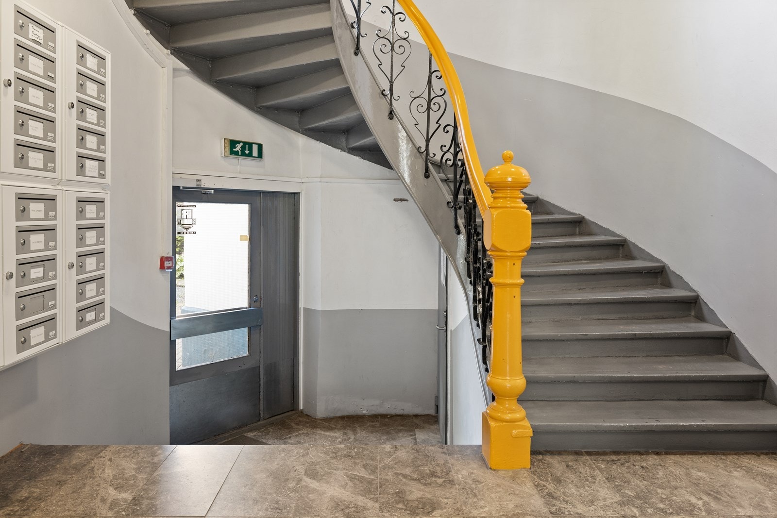 Pen og klassisk oppgang. Galleribilde