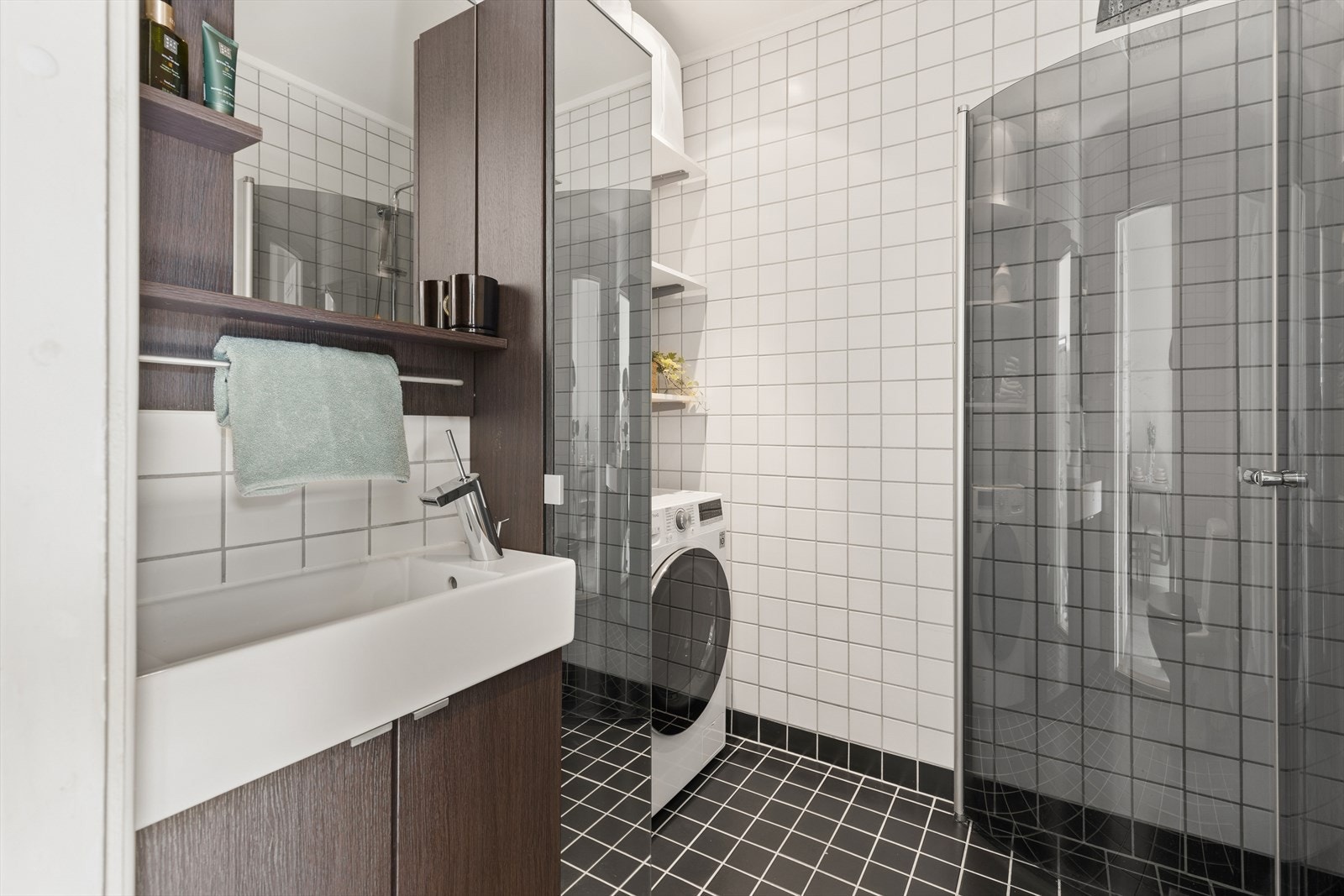 Opplegg for vaskemaskin og moderne innredning. Galleribilde