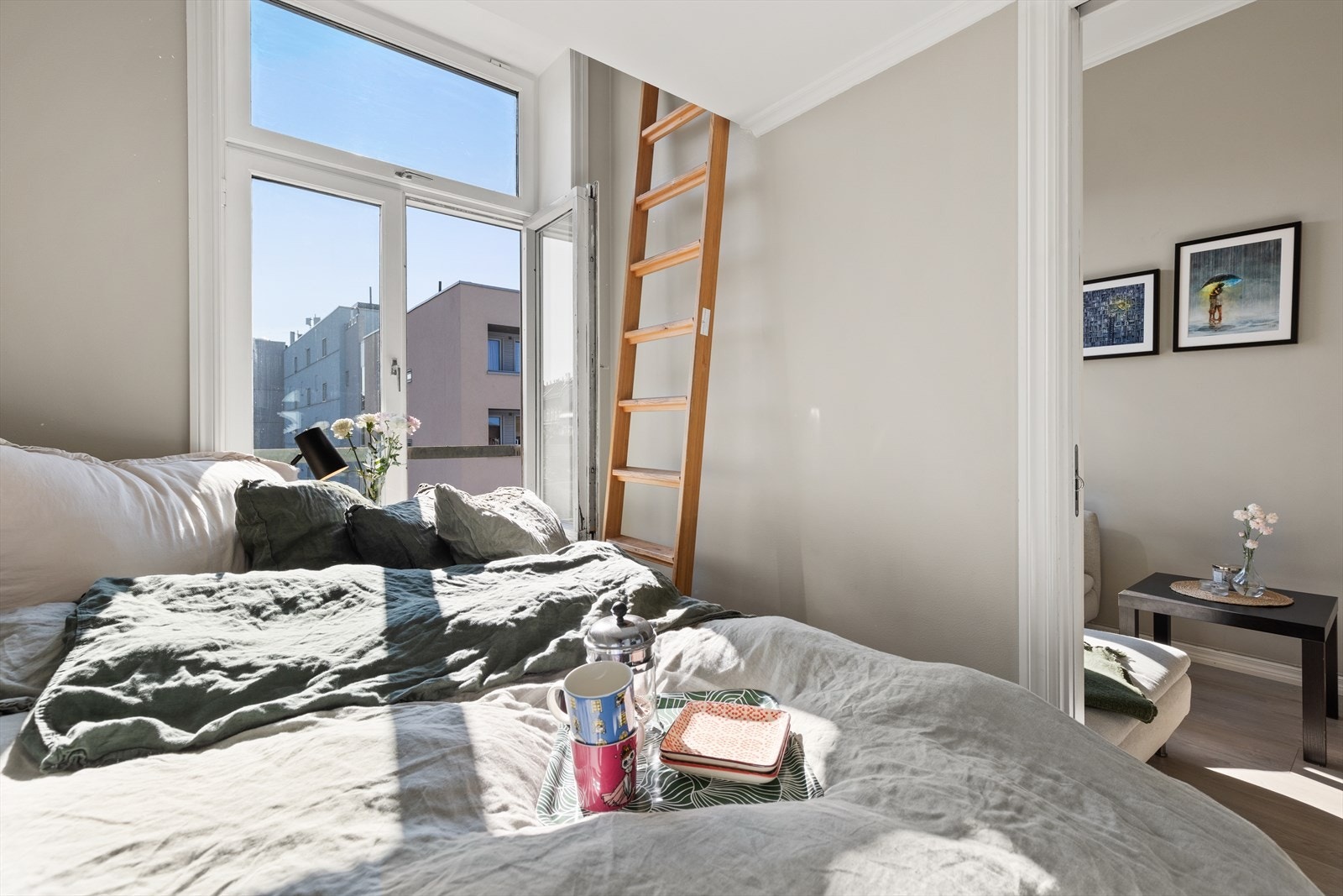 Luftig soverom med plass til dobbeltseng. Galleribilde