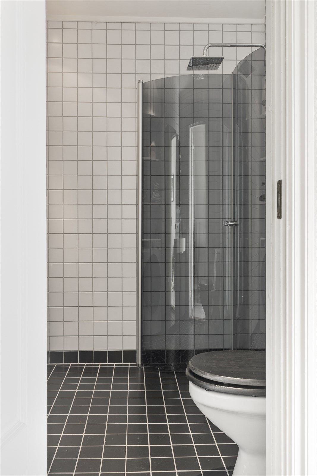 Bad med sorte og hvite fliser. Galleribilde