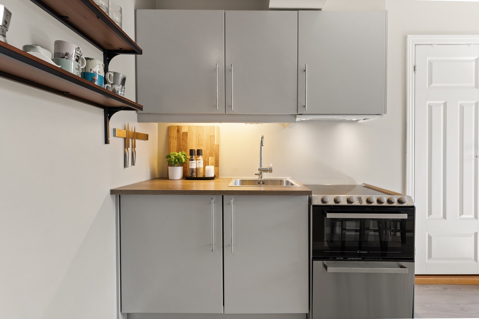 Stilrent kjøkken. Galleribilde