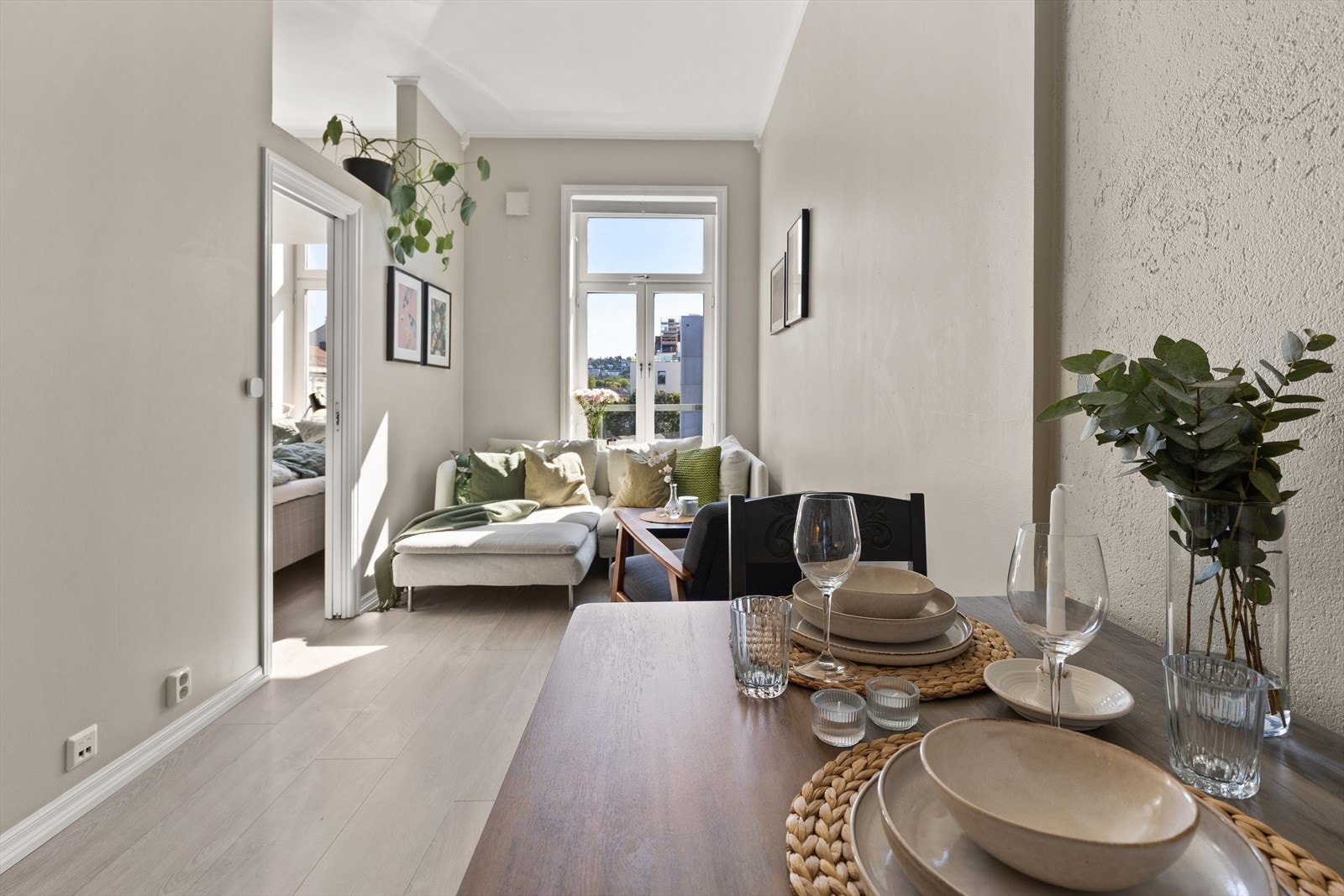 I stuen/kjøkkenet har du plass til både spisebord og sofa. Galleribilde