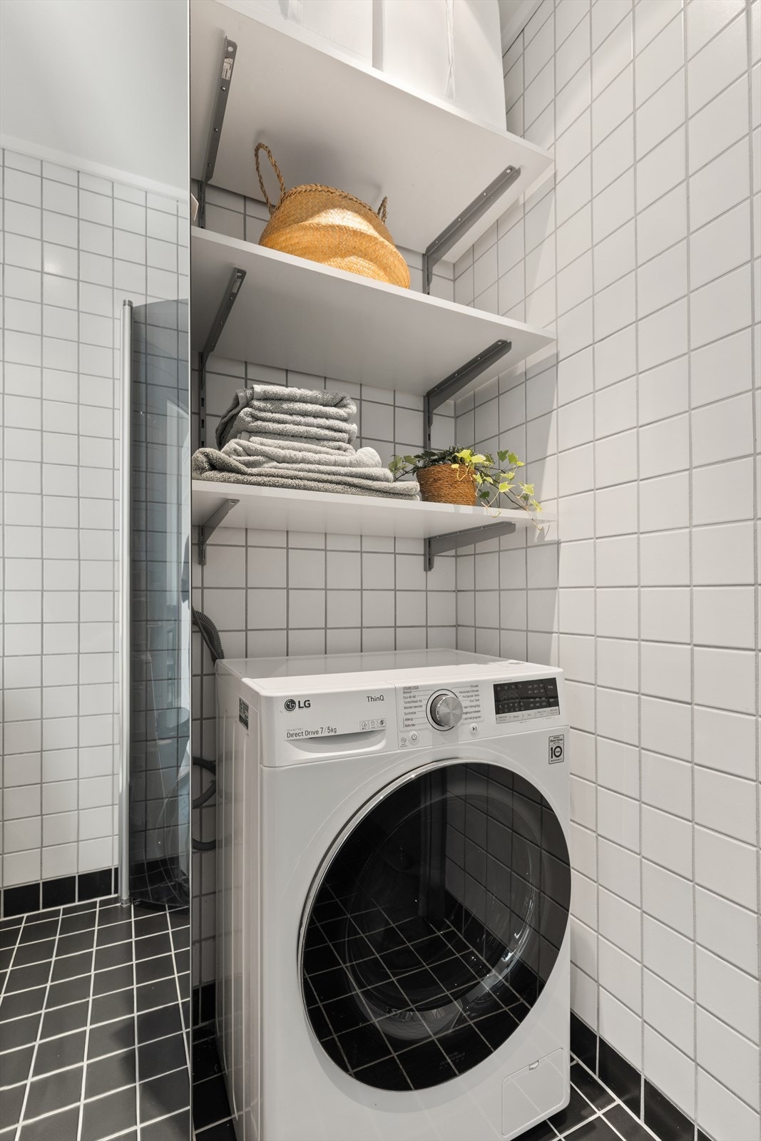 Praktiske hyller over vaskemaskinen. Galleribilde