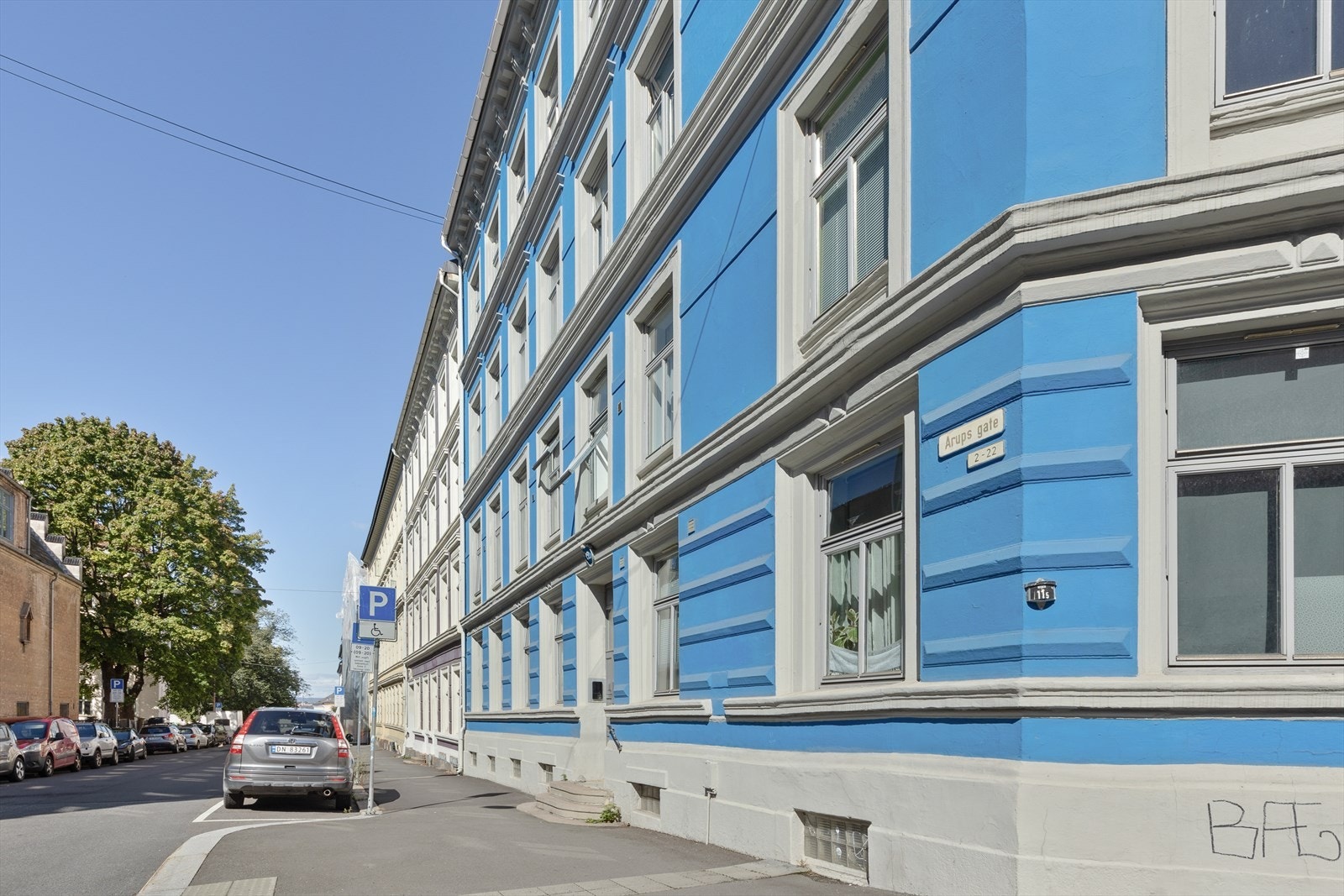 Gateparkering på begge sider av veien per august 2024. Galleribilde