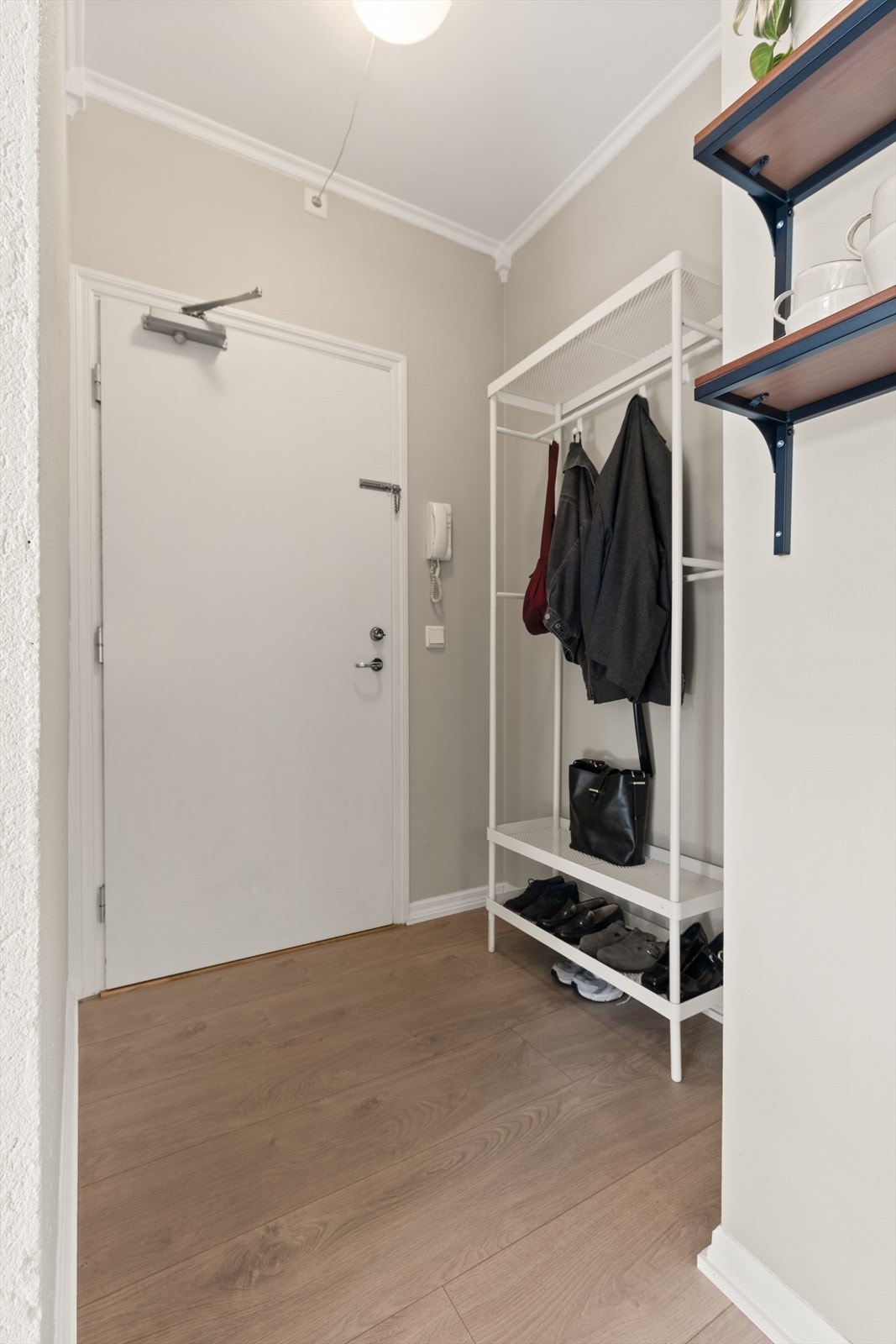 Romslig entré. Galleribilde