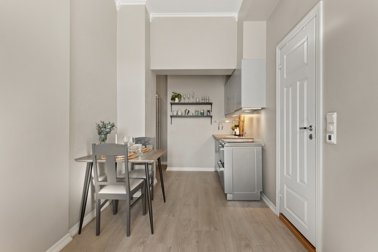 Åpen kjøkkenløsning med det man trenger. Galleribilde