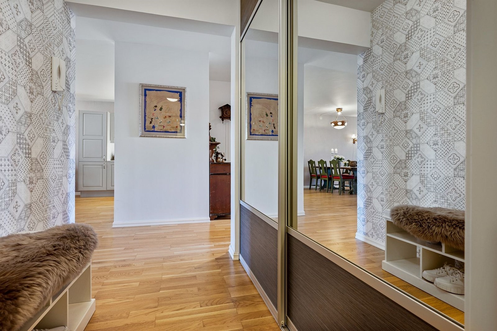 Entre med stor skyvedørsgarderobe Galleribilde