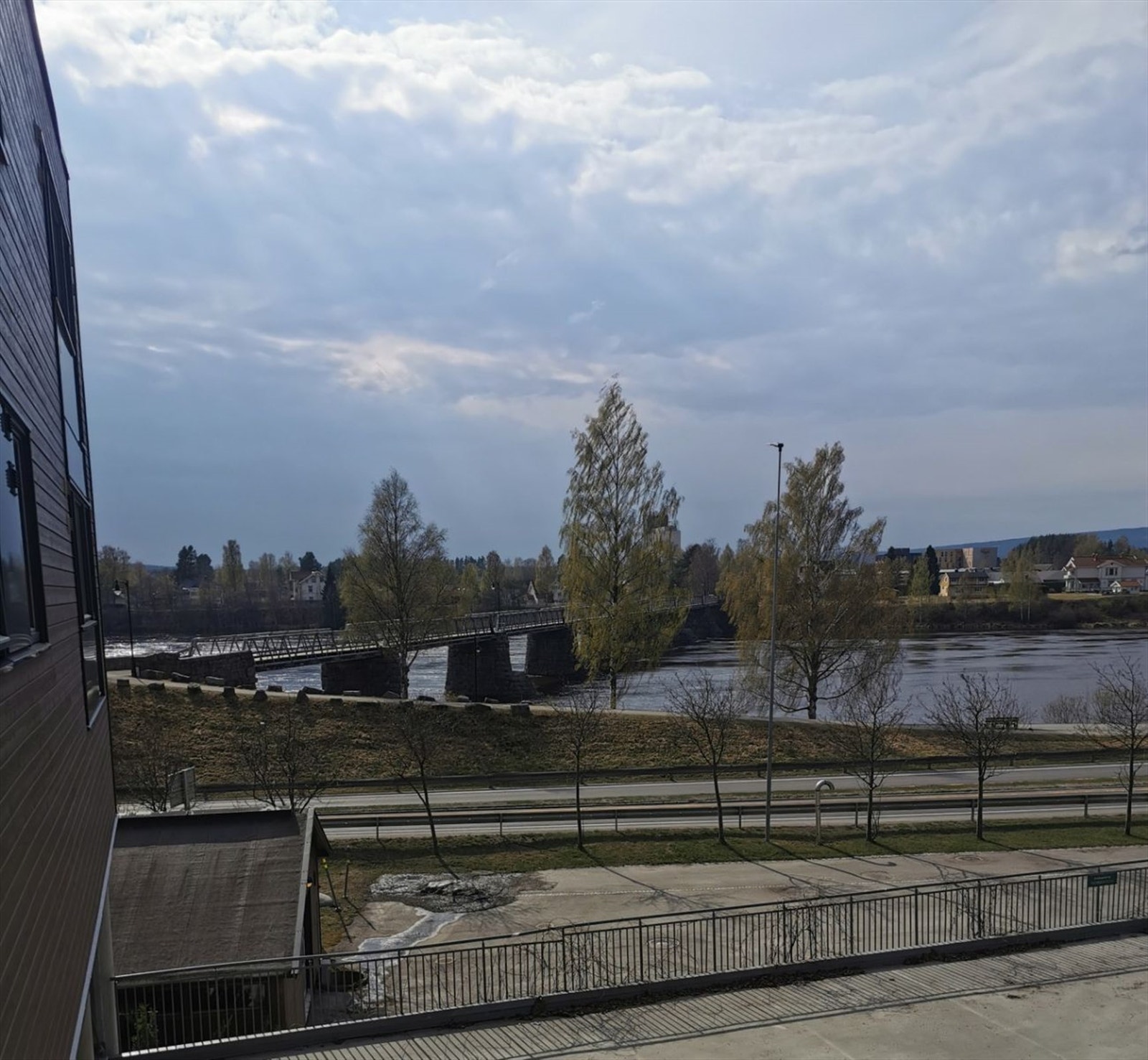 Selgers foto ut mot Glomma fra uteområdet Galleribilde