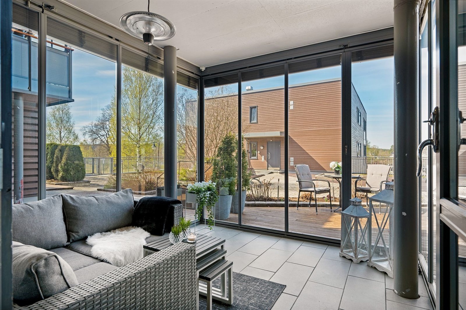 Det er lagt fliser på terrassen og eier disponerer i tillegg en del av plattingen utenfor glassene. Galleribilde