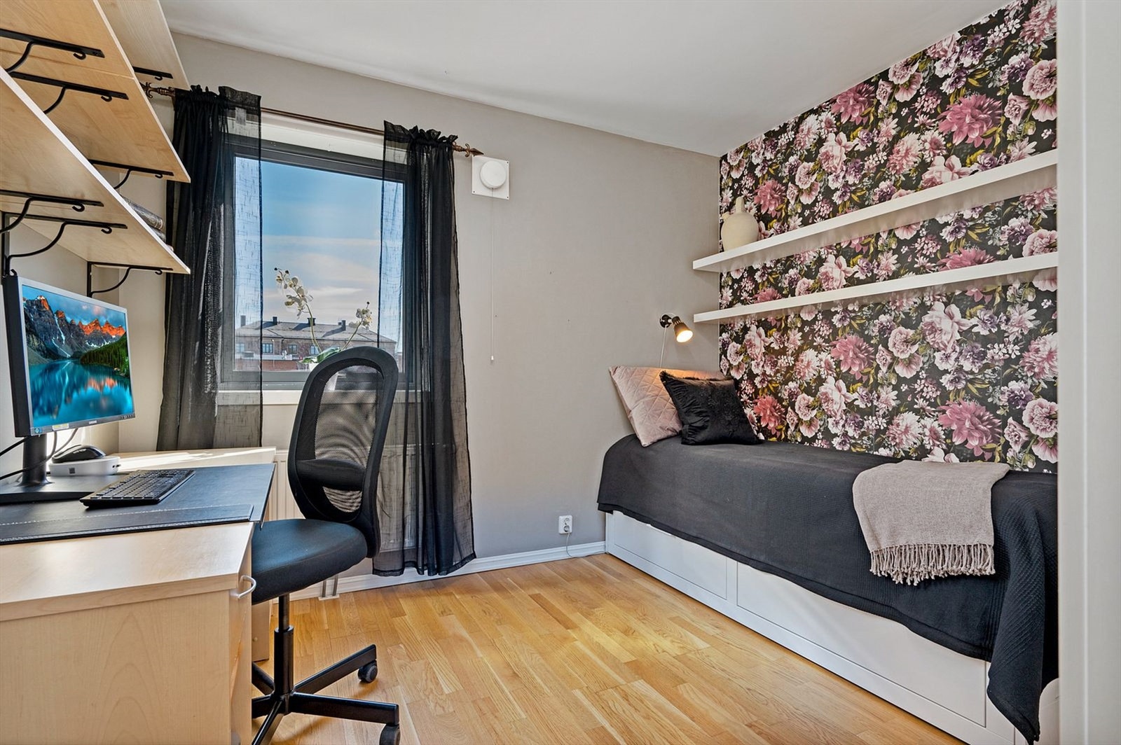 Soverom to benyttes til kontor/gjesterom og har en god størrelse Galleribilde