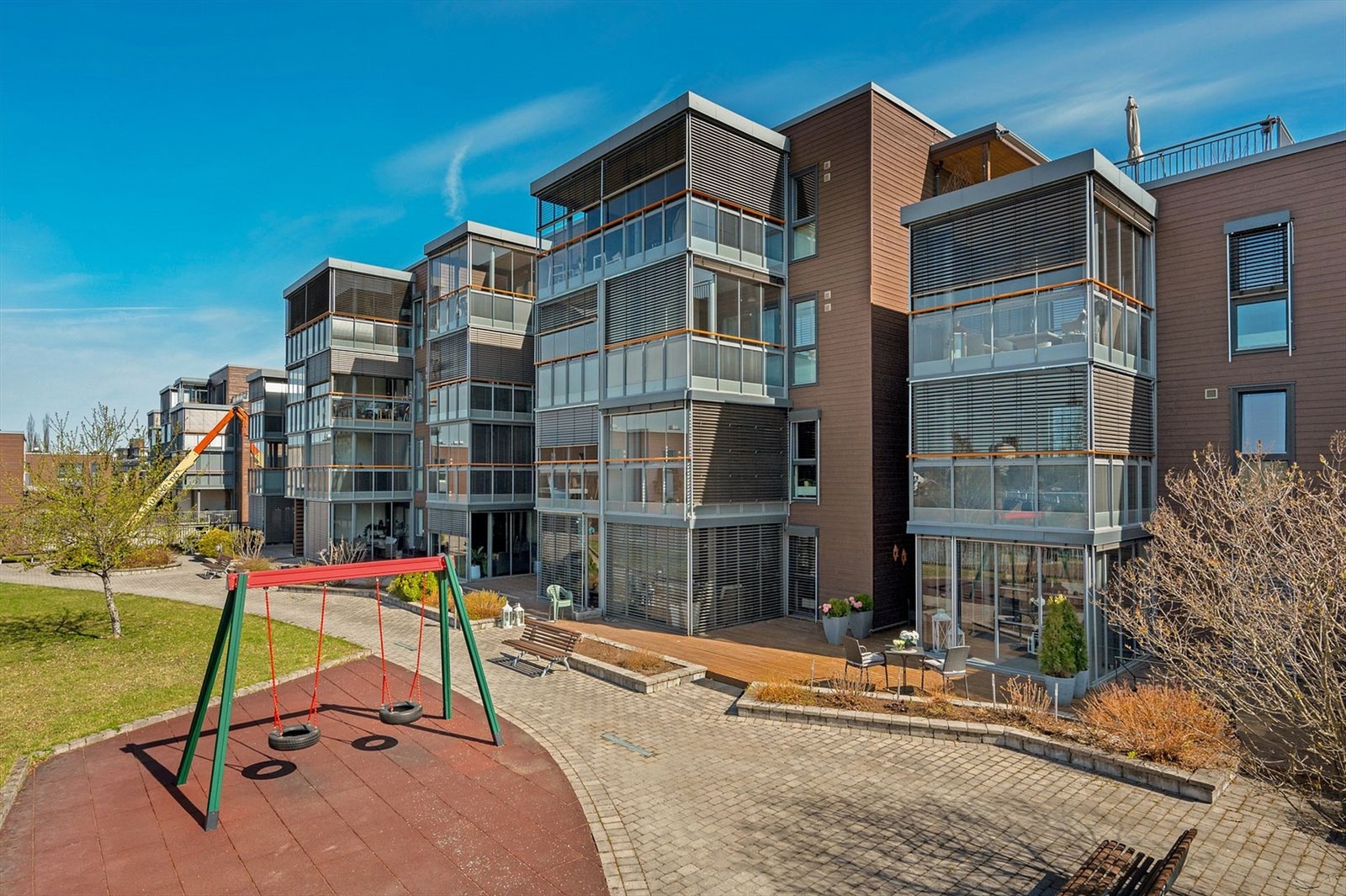 Fellesområdene er pent opparbeidet med bed, brosteil, en liten lekeplass med sittebenker og grøntarealer Galleribilde