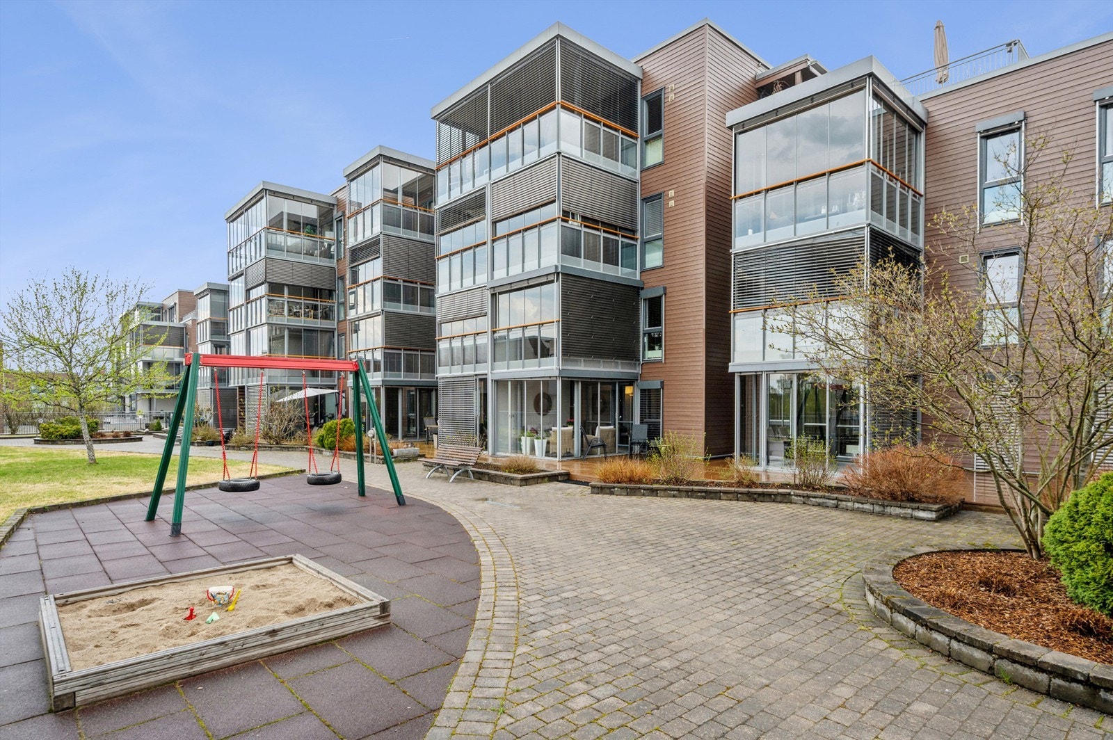 Leiligheten har en egen innglasset terrasse med screens på alle vinduer som skaper en fin forlengelse av stuen. Galleribilde