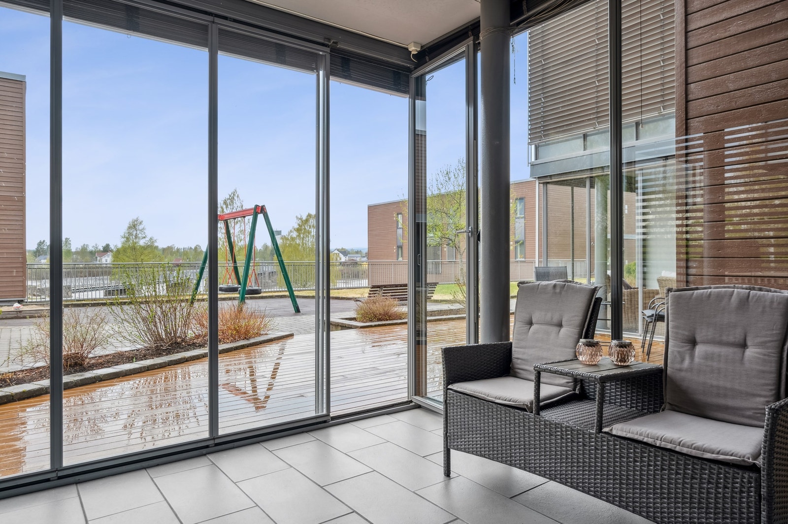 Utenfor terrassen er det et pent opparbeidet område som også byr opp til lek og moro for de minste Galleribilde