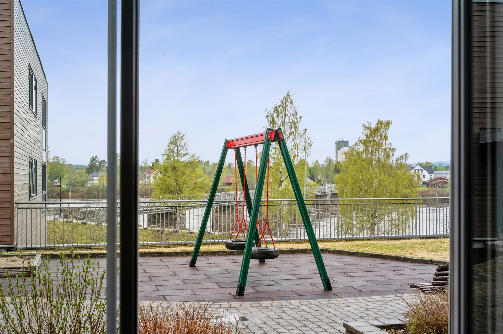 Fra terrassen til leiligheten har du utsikt til Glomma og den populære gang- og sykkelstien langs Glomma som blant annet tar deg til Norsk Skogmuseum. Galleribilde