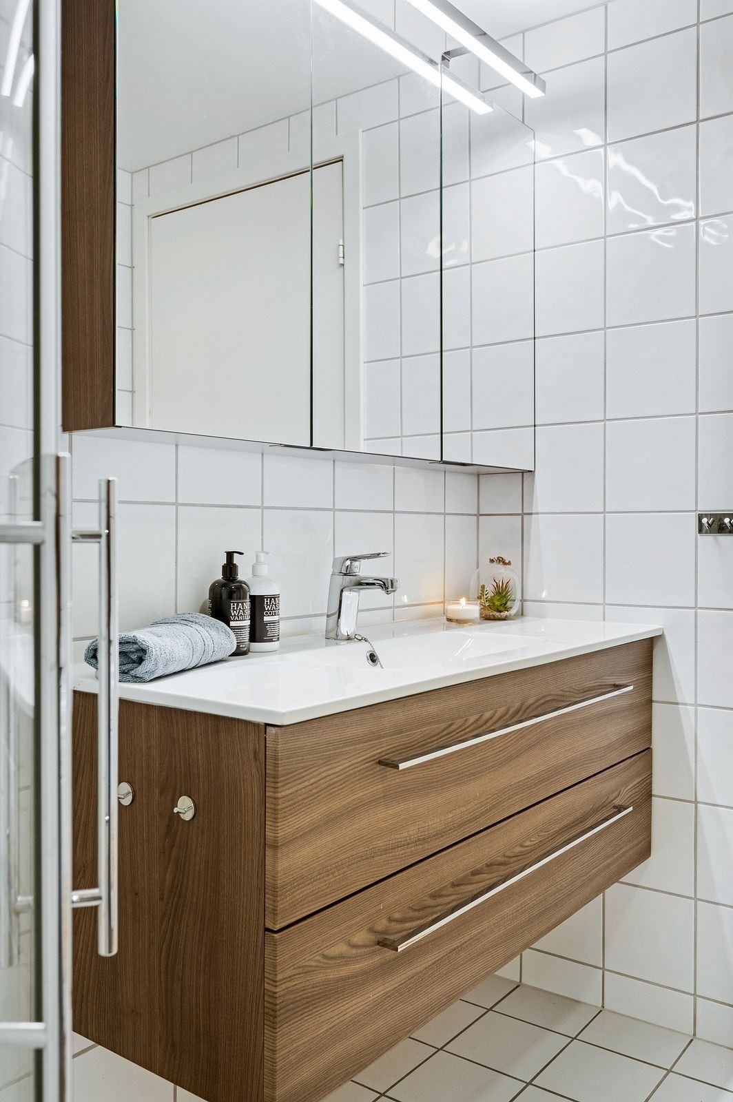 Baderomsinnredning med speilskap og heldekkende servant med skuffer Galleribilde