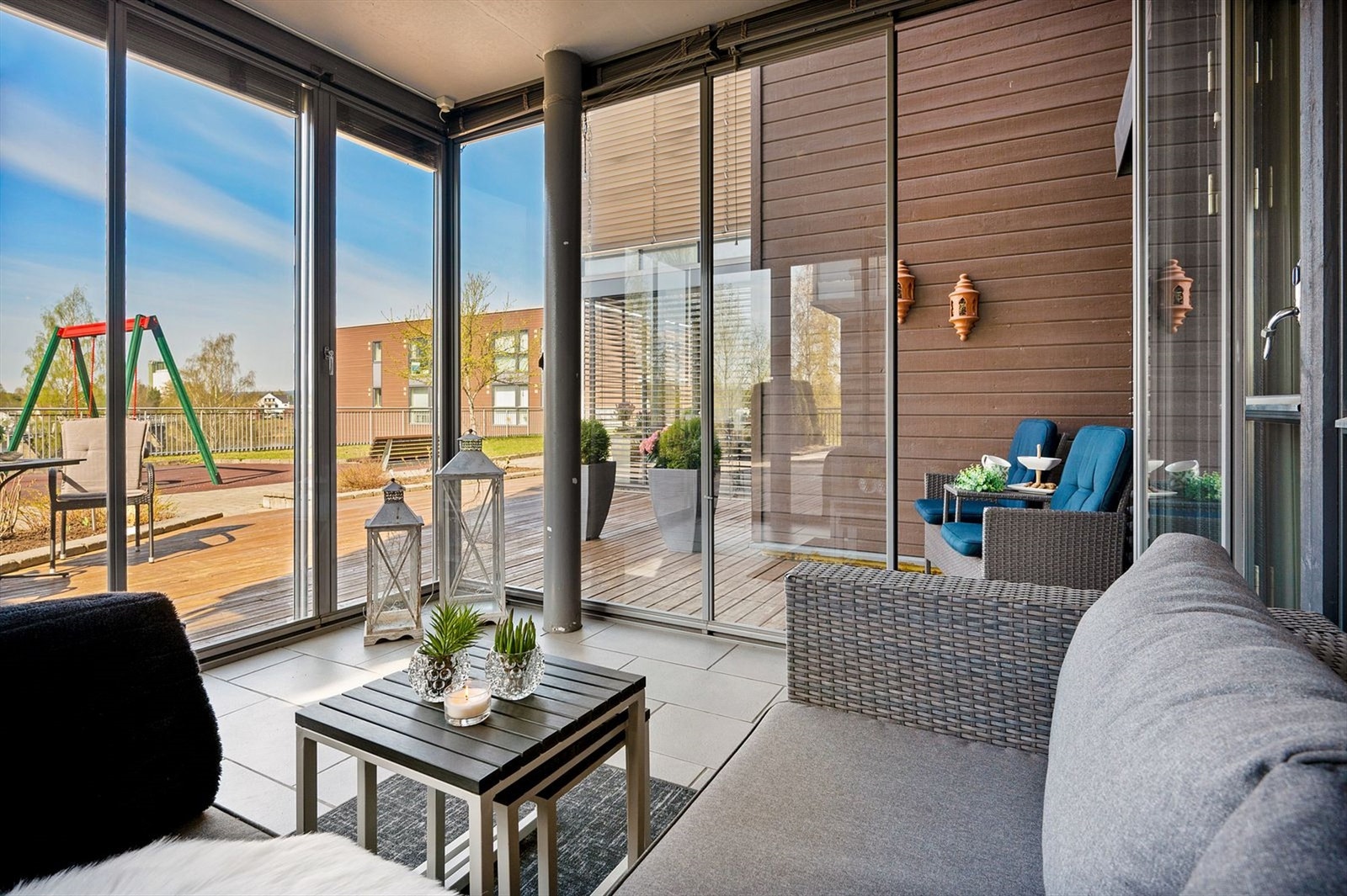 Leiligheten har en egen innglasset terrasse med screens og persienner for solskjerming eller å få det litt mer privat. Galleribilde