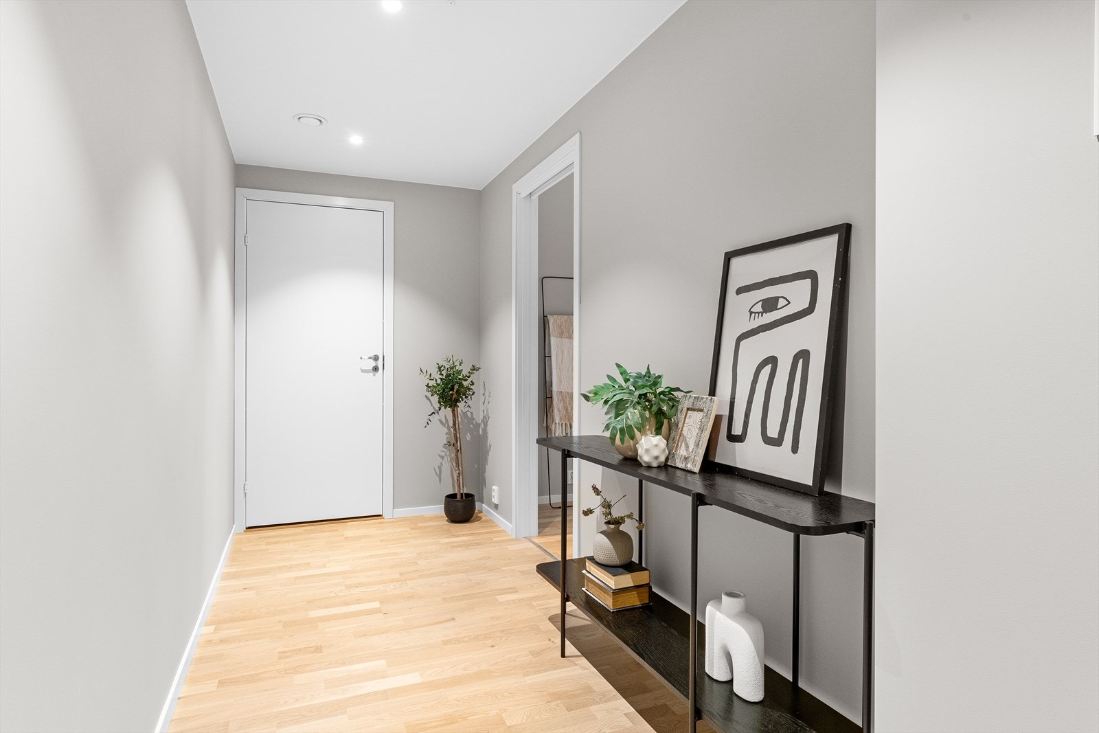 Gangen i leiligheten har godt med veggplass. Galleribilde