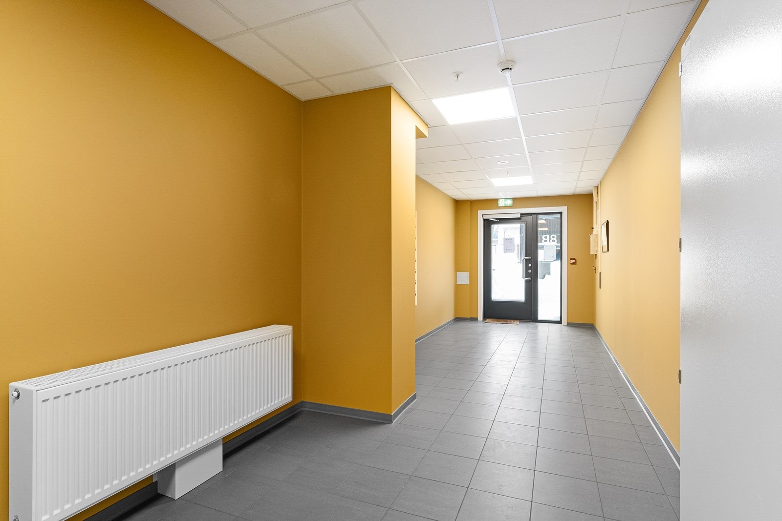 Lys og trivelig inngang, med trapperom og heissjakt til alle etasjeplan. Galleribilde