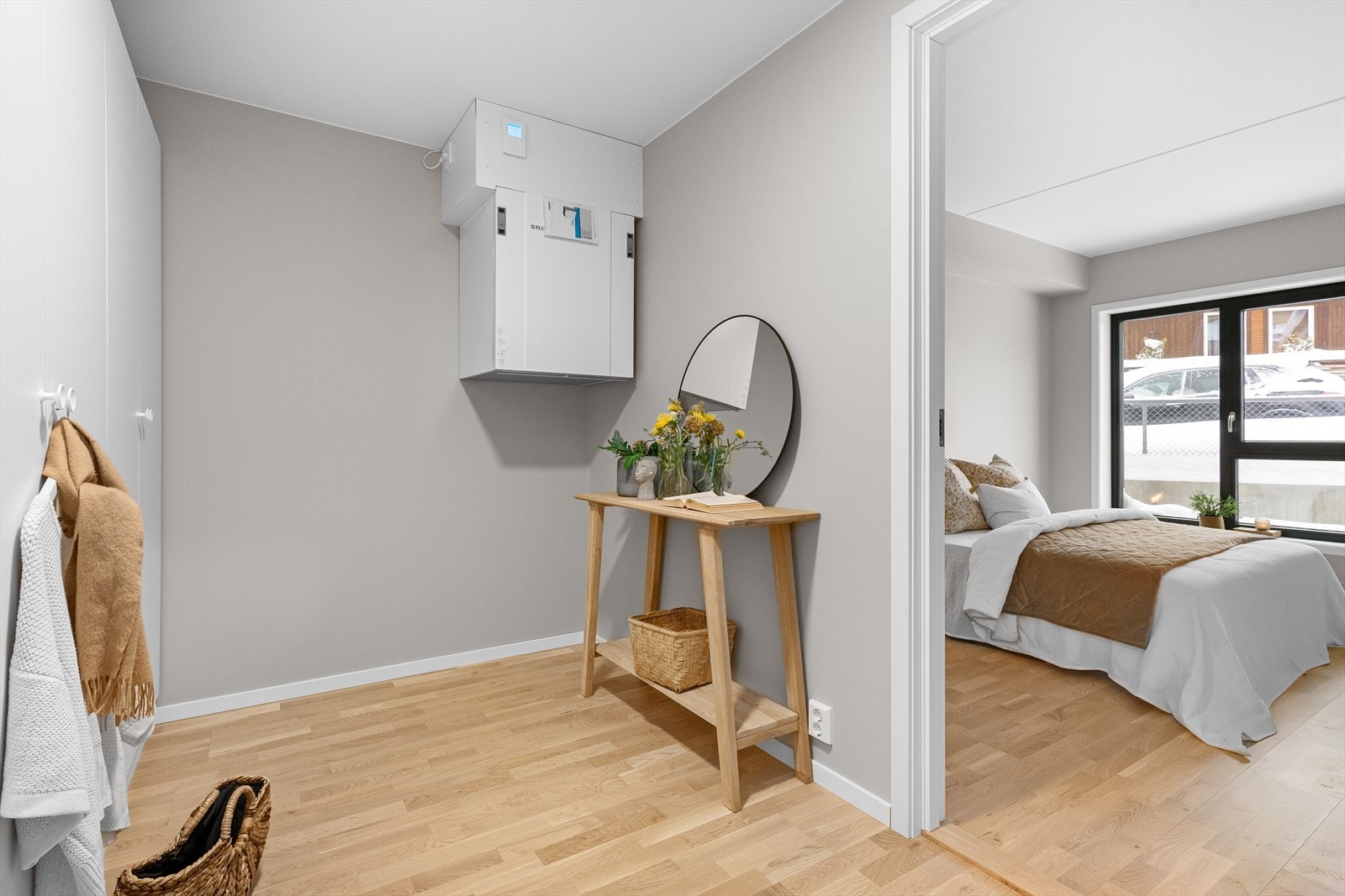 Kombinert bod og garderoberom / walk-in med gjennomgang til soverommet. Galleribilde