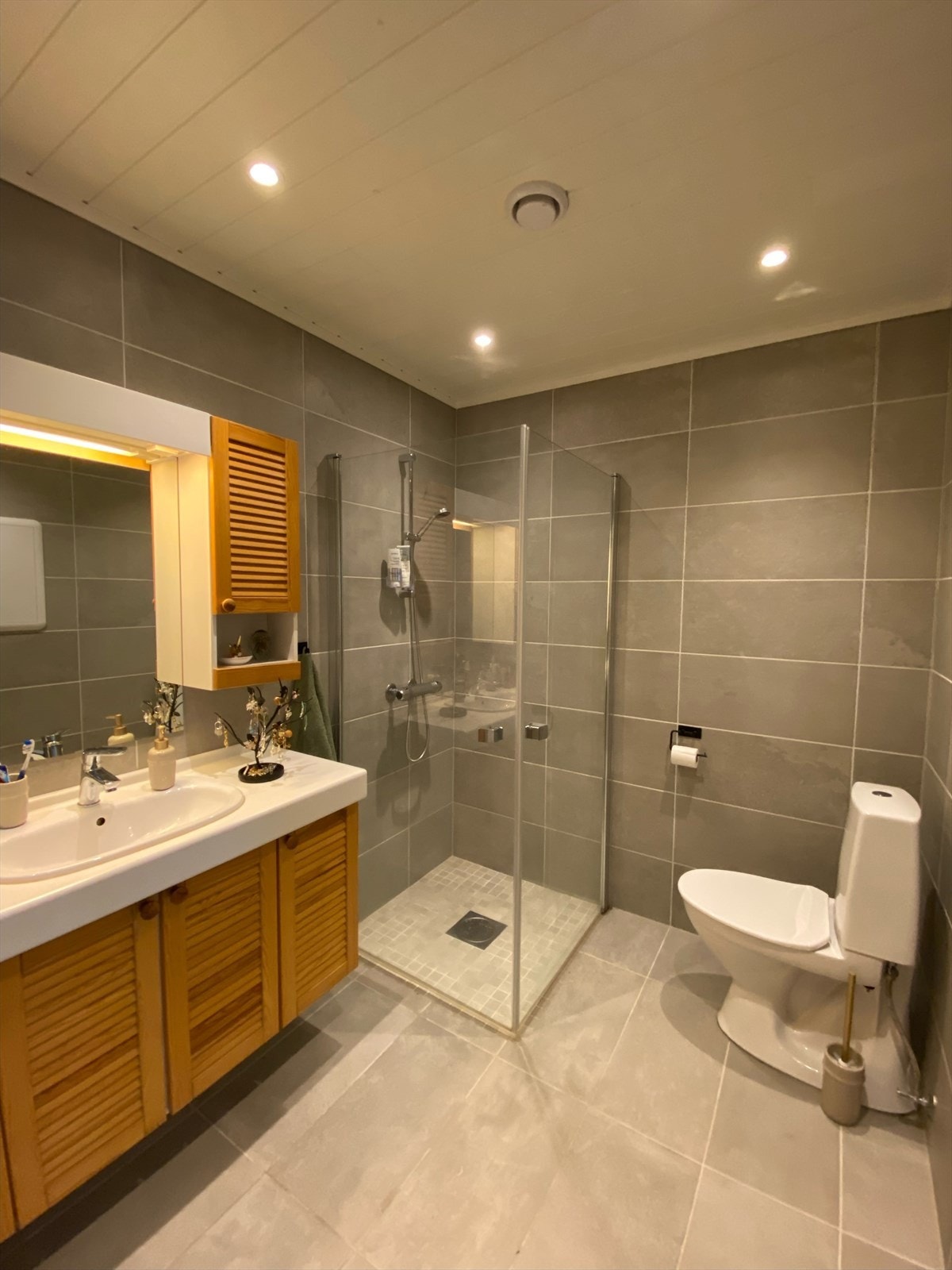 Bilde av badet i hoveddelen (Foto: Selger) Galleribilde