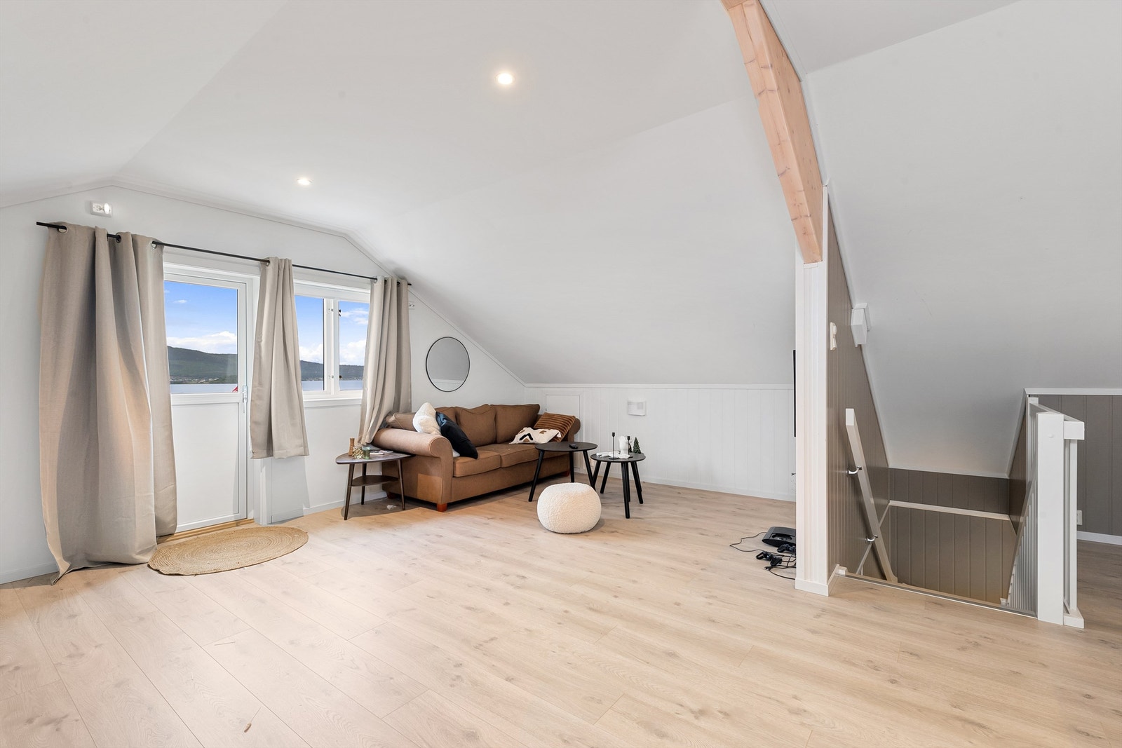 Stua på loft har utgang til veranda. Galleribilde