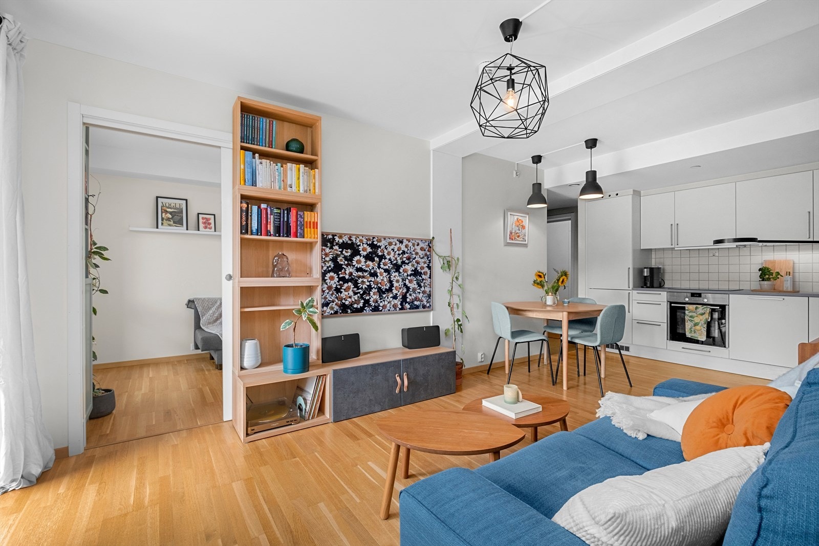 Stuen og kjøkkenet er i åpen løsning på 19,5m² Galleribilde