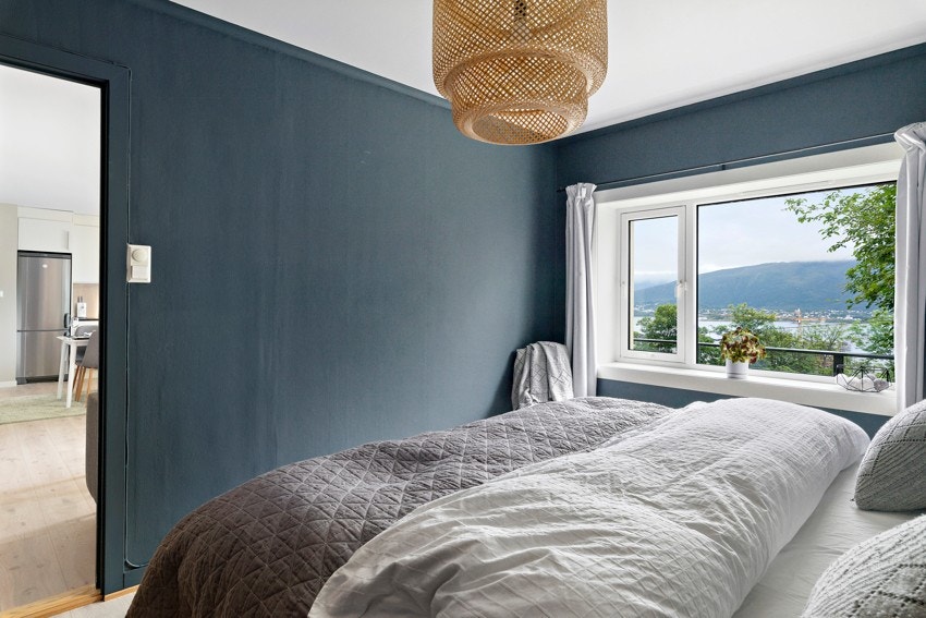 Stort hovedsoverom med skyvedørsgarderobe. Galleribilde